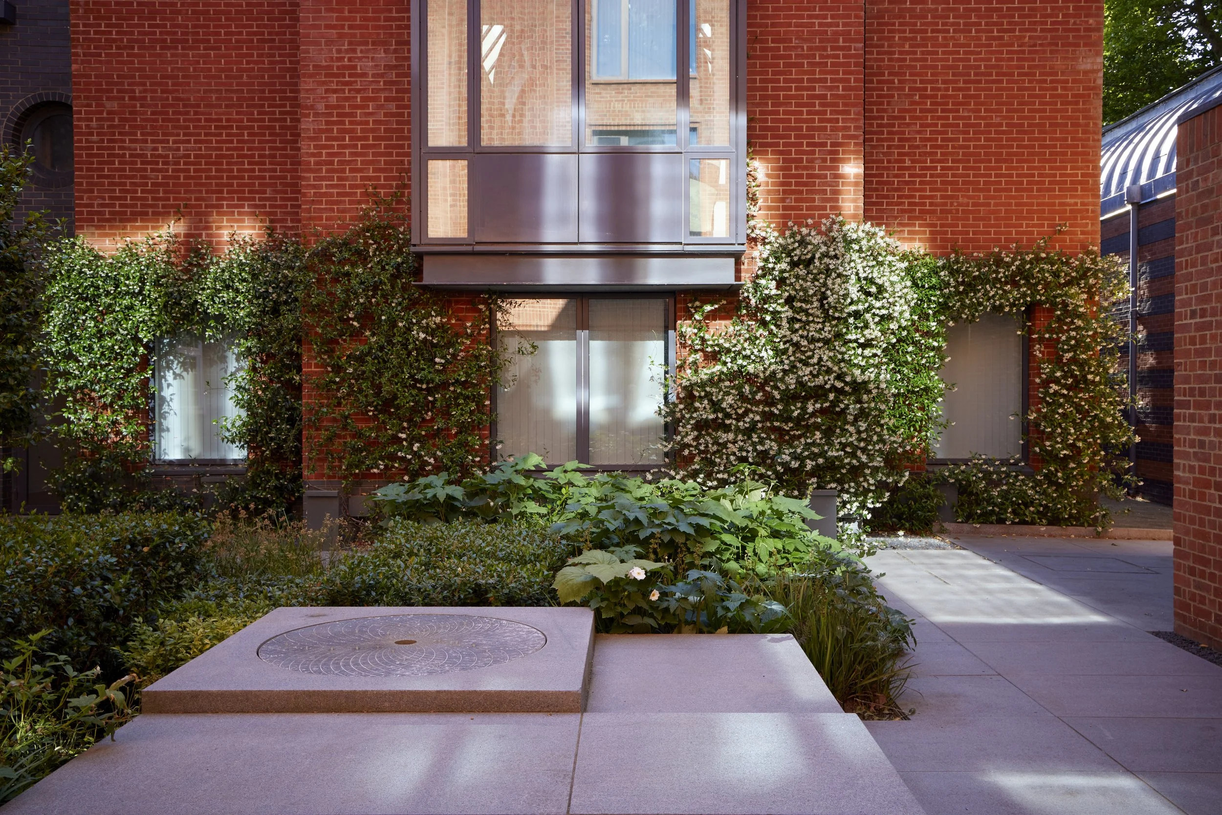BHSLA-Newnham-College-garden_ Guillaume Baltz Landscape Design (6).jpg