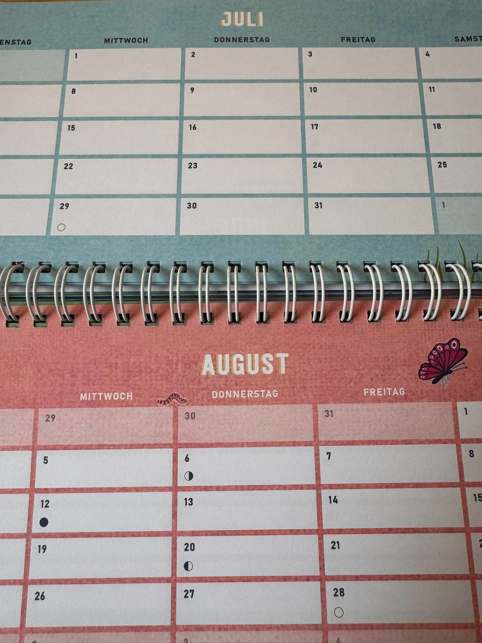 Kalender für die Monate Juli und August mit kleinen Tier- und Schmetterlingsillustrationen.