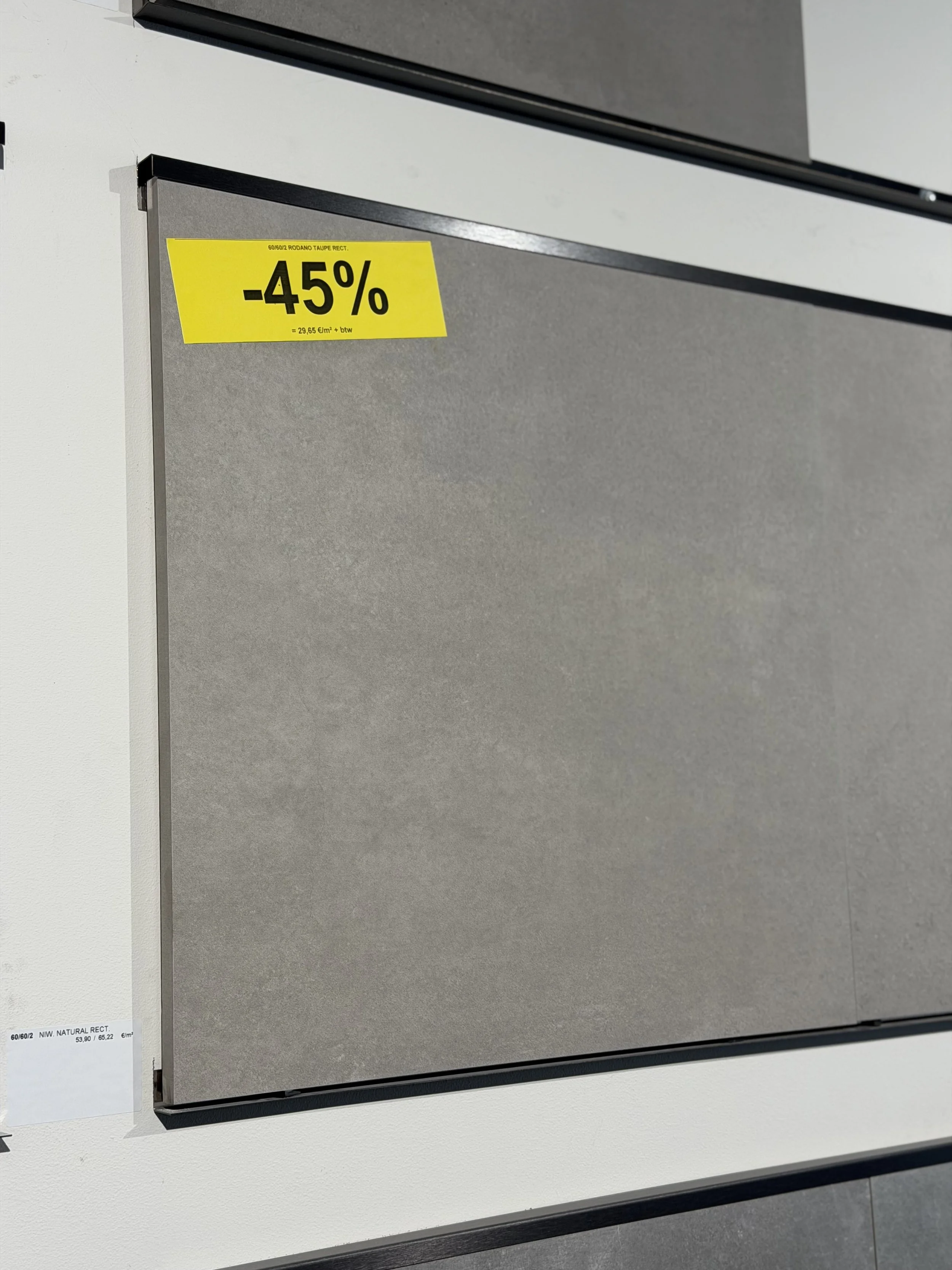 Een lade in een meubel met een gele aanbiedingsticker die 45% korting aangeeft.