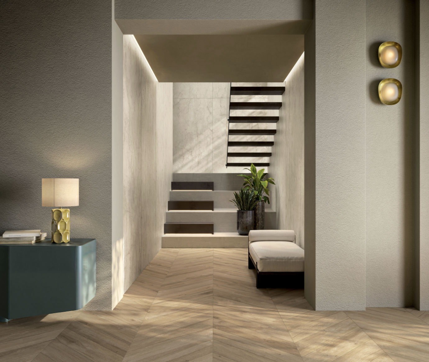 Interieur van een modern huis met een trap, planten, een bankje, en een bijzettafel met lamp.