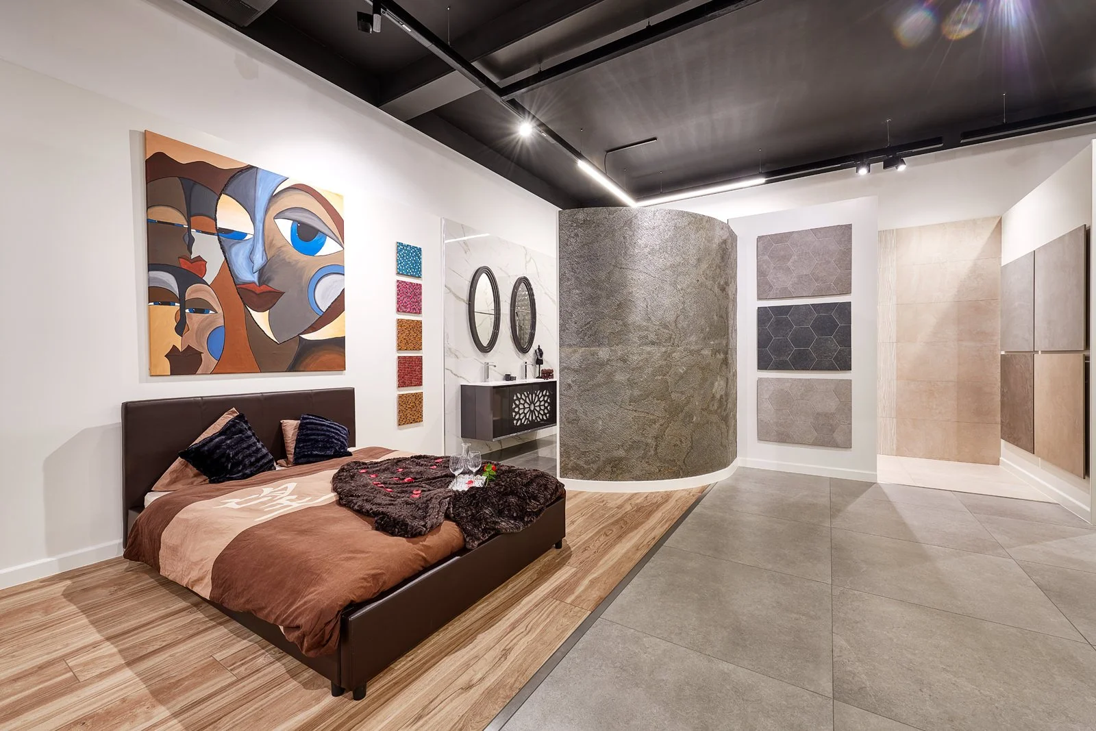 Interieur van een woning met een bed, kunstwerken aan de muur, en ontwerpen van tegels op de muren.
