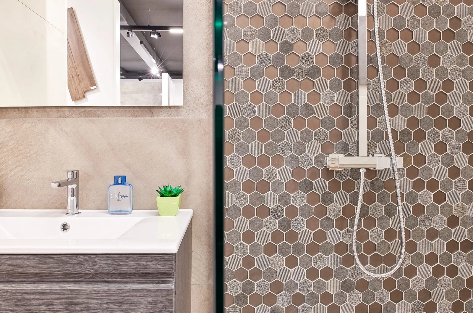 Een gedeelde foto van een badkamer, links een wastafel met spiegel en drie items op het wasbakje: een flesje parfum, een plant in een pot en een tandenborstel, rechts een inloopdouche met een zwarte en beige hexagon tegelmuur, een douchekop en een wa