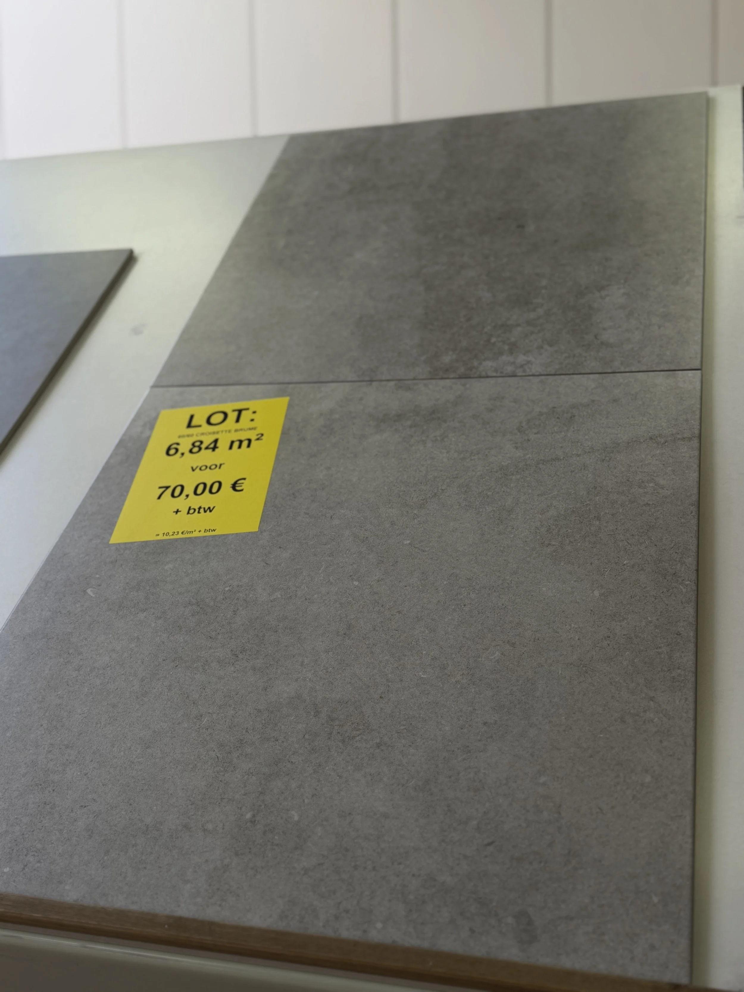 Een plakkaat met gele achtergrond en zwarte tekst dat een oppervlakte van 6,84 m² aanbiedt voor 70,00 euro plus btw.
