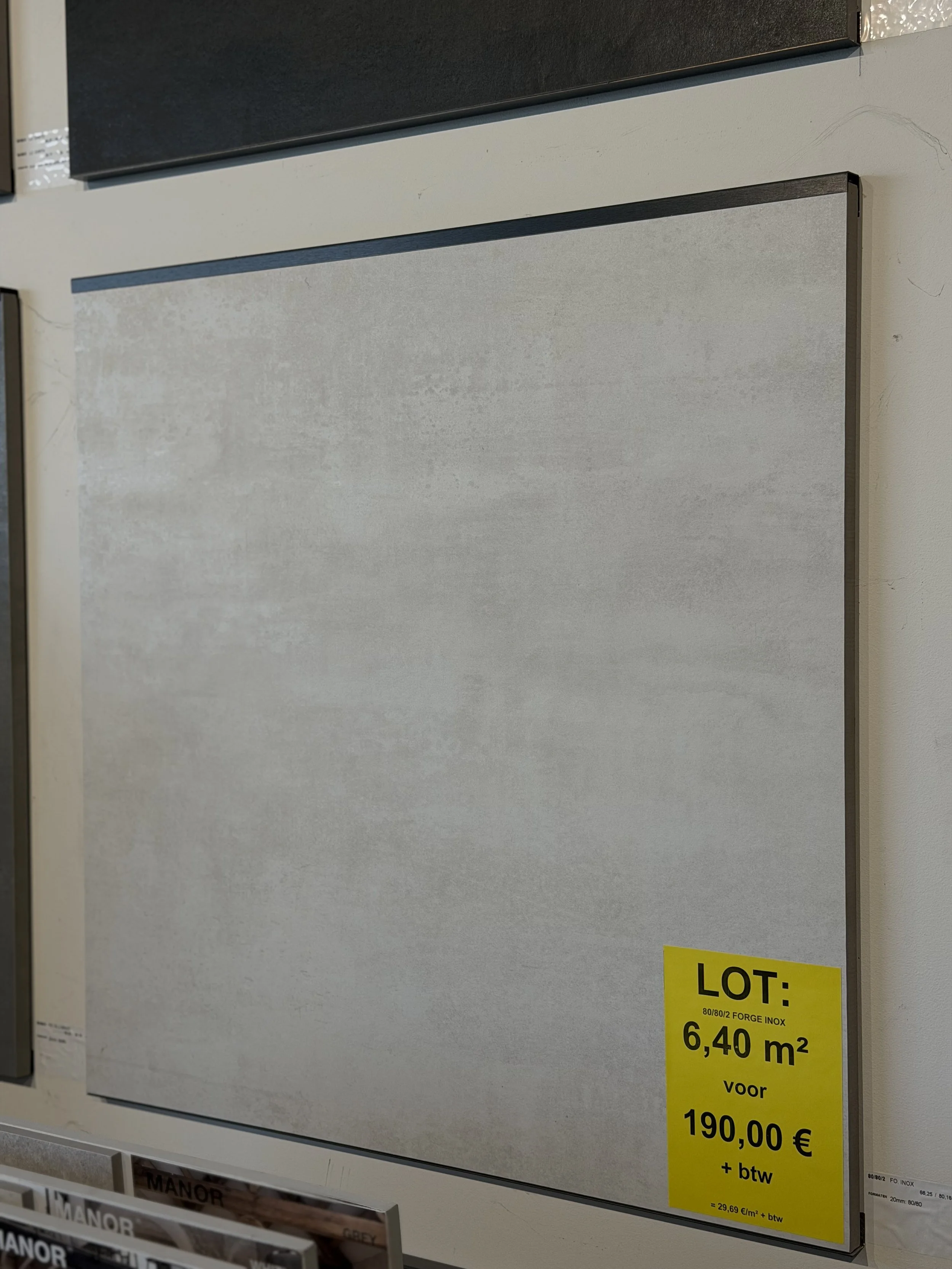 Een wit bord met een gele prijskaart die informatie geeft over een stuk roestvrij staal met een oppervlakte van 6,40 m², dat te koop is voor 190,00 euro exclusief btw.