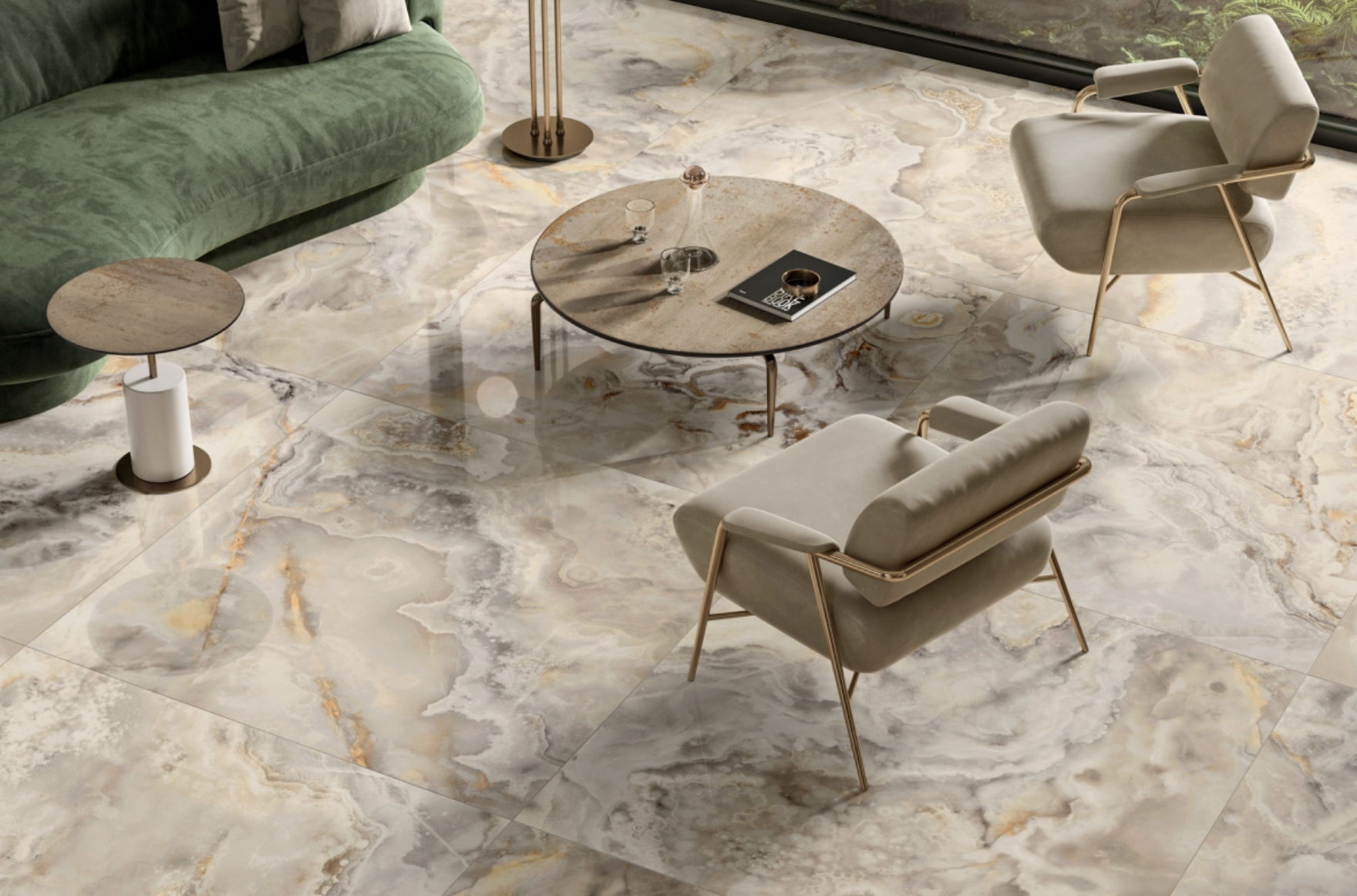 Luxe woonkamer met groene bank, beige fauteuils met gouden frame, ronde tafel met marmeren blad, marmeren vloer en grote raampartij met uitzicht op tuin.