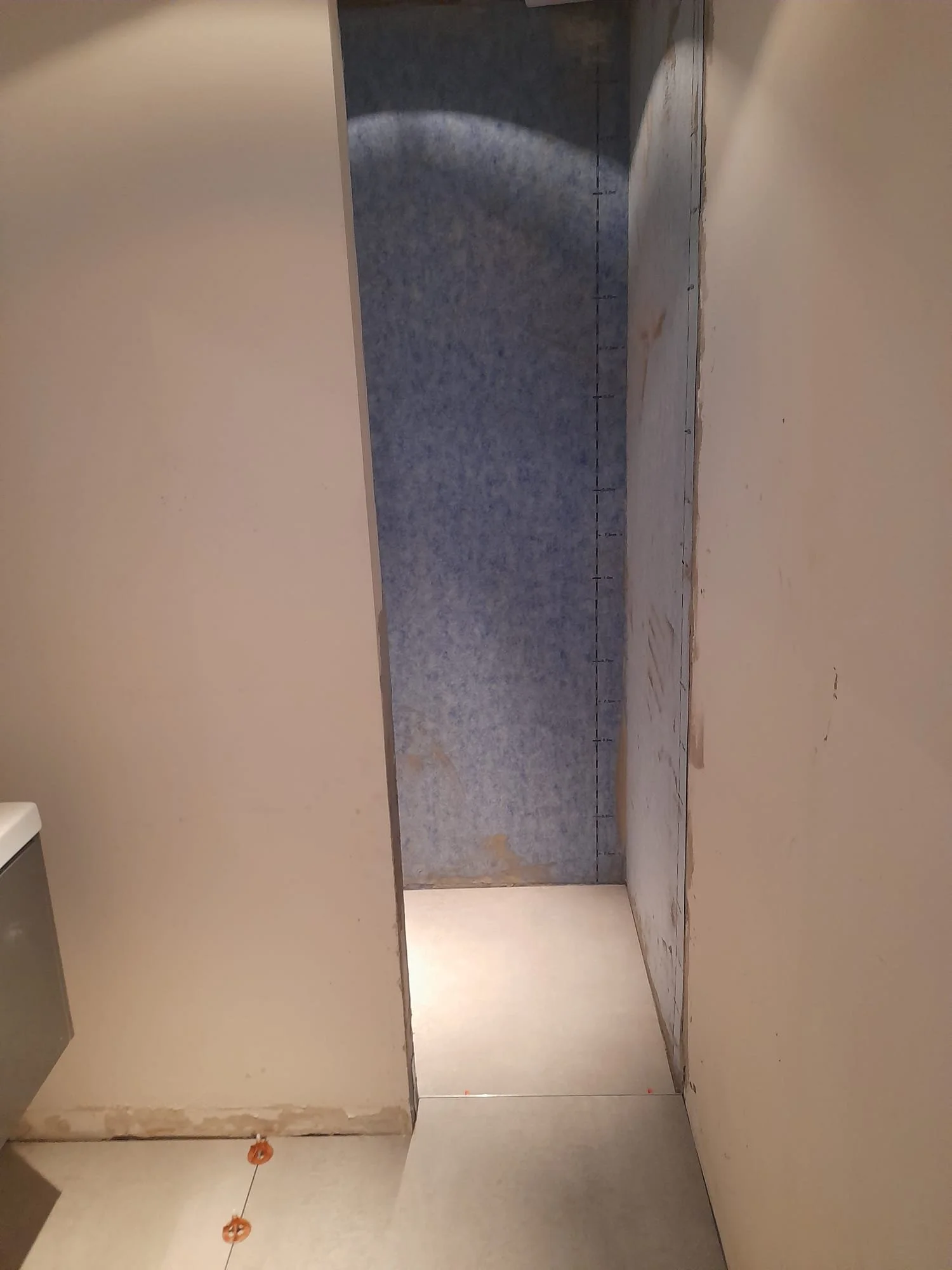 Een kamer ondergaat renovatie met open muur, zichtbare fundering en afwerking in opbouw.