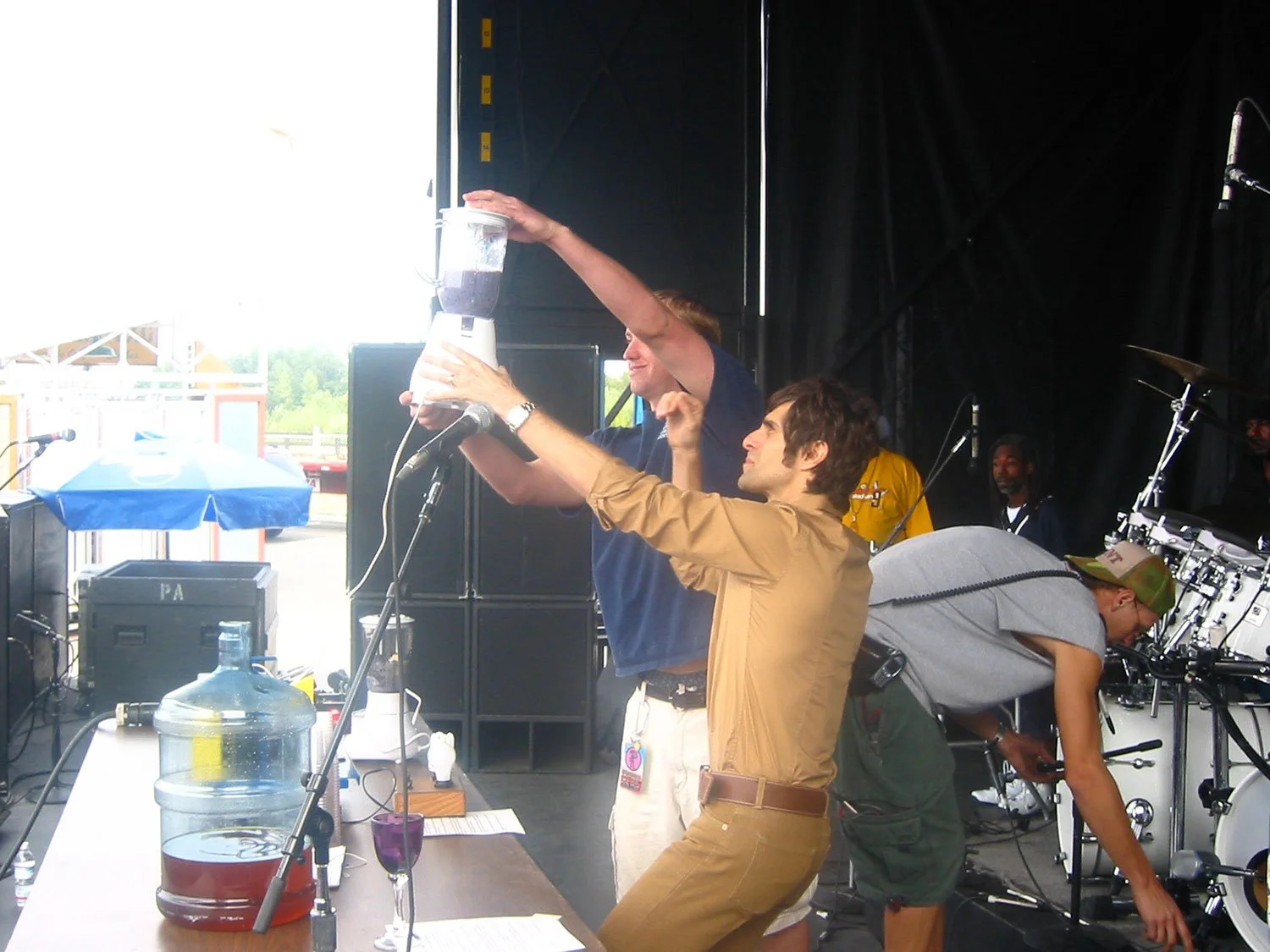 Musicians making a smoothie on the stage at Lollapalooza in a blender powered by fuel cell technology