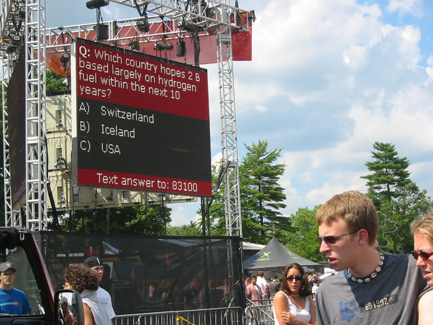 Digital screen at Lollapalooza Music Festival that says "Q: which country hopes 2 B based largely on hydrogen fuel within the next 10 years? A) Switzerland B) Iceland C) USA"