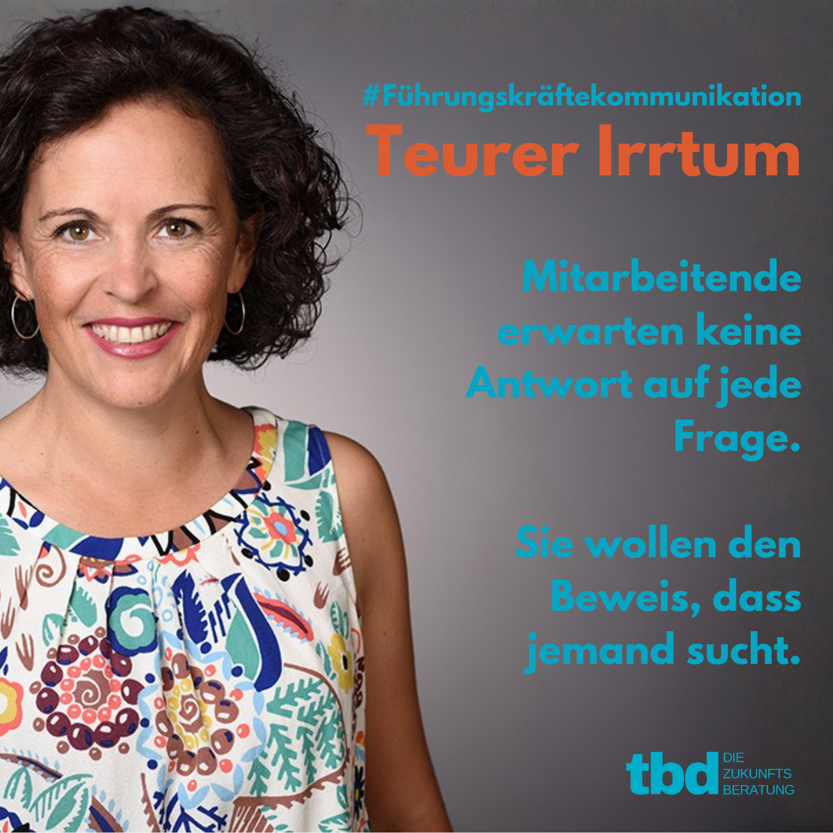Portrait von Annette Wiedemann, Kommunikationsstrategin, Foresight- und Change-Expertin, Gründerin von tbd - die Zukunftsberatung neben dem Text: "#Führungskräftekommunikation. Teurer Irrtum. Mitarbeitende erwarten keine Antwort auf jede Frage."