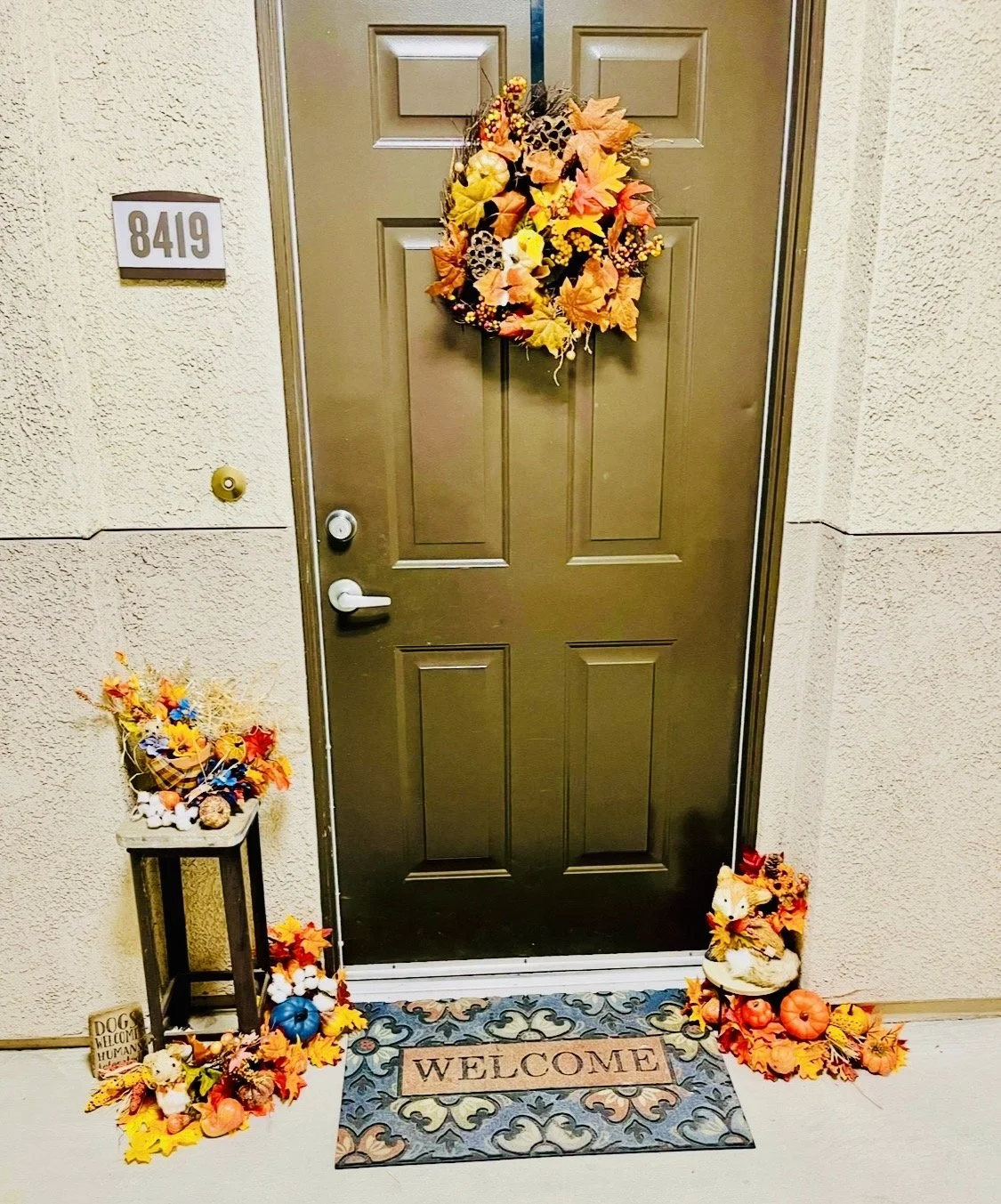 The Cozy Lane Autumn Touch — Proof that small spaces deserve total magic. A beautifully scaled, compact autumn layout combining vibrant wreaths, miniature accents, and texturized garland borders tailored perfectly for townhomes and cozy landings on C
