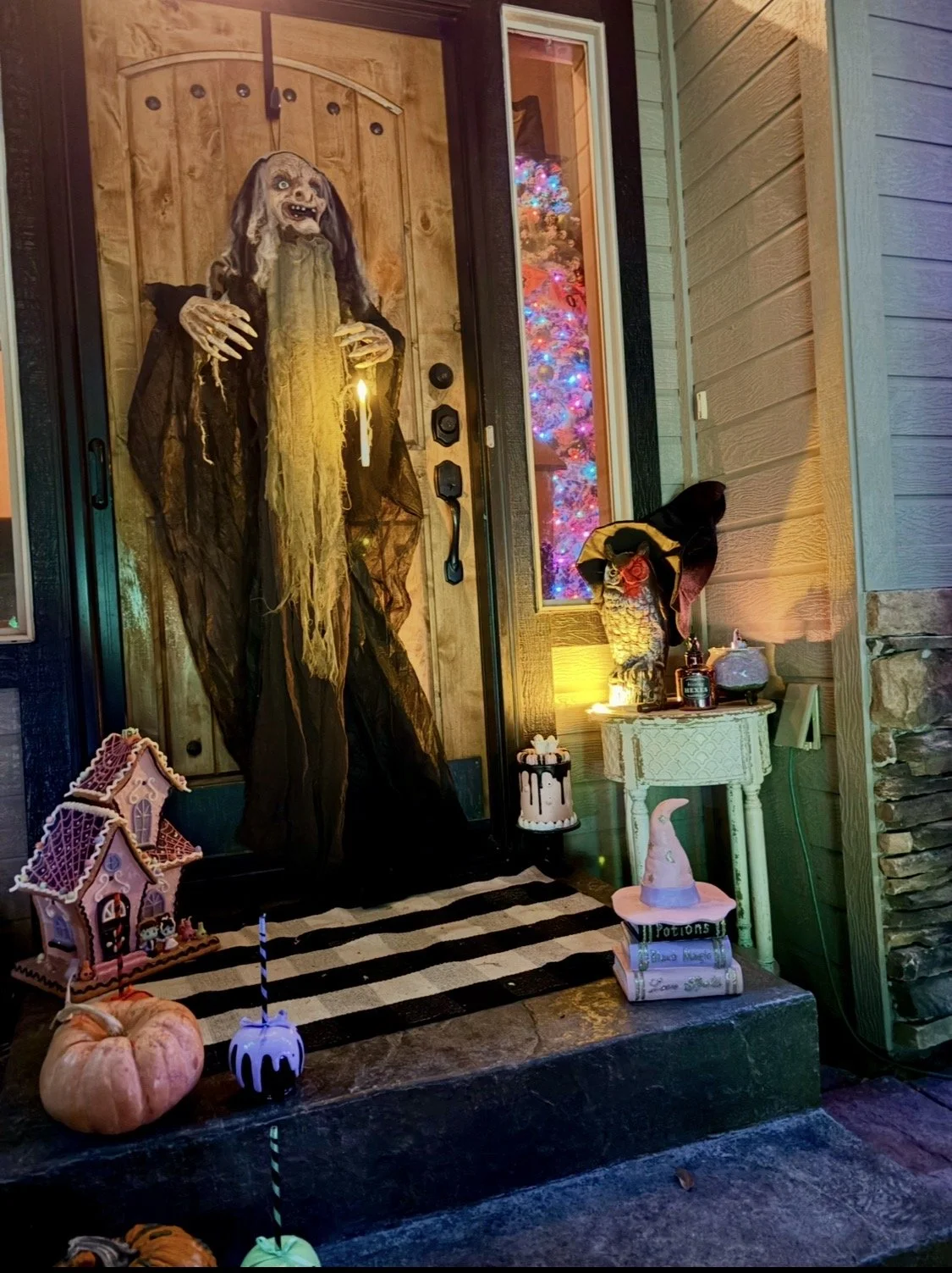 The Twilight Witching Hour Entrance — An immersive, highly atmospheric evening transformation. We pair custom, dramatic lighting arrays with artisanal potion books, miniature themed details, and striking animatronics to deliver a show-stopping neighb