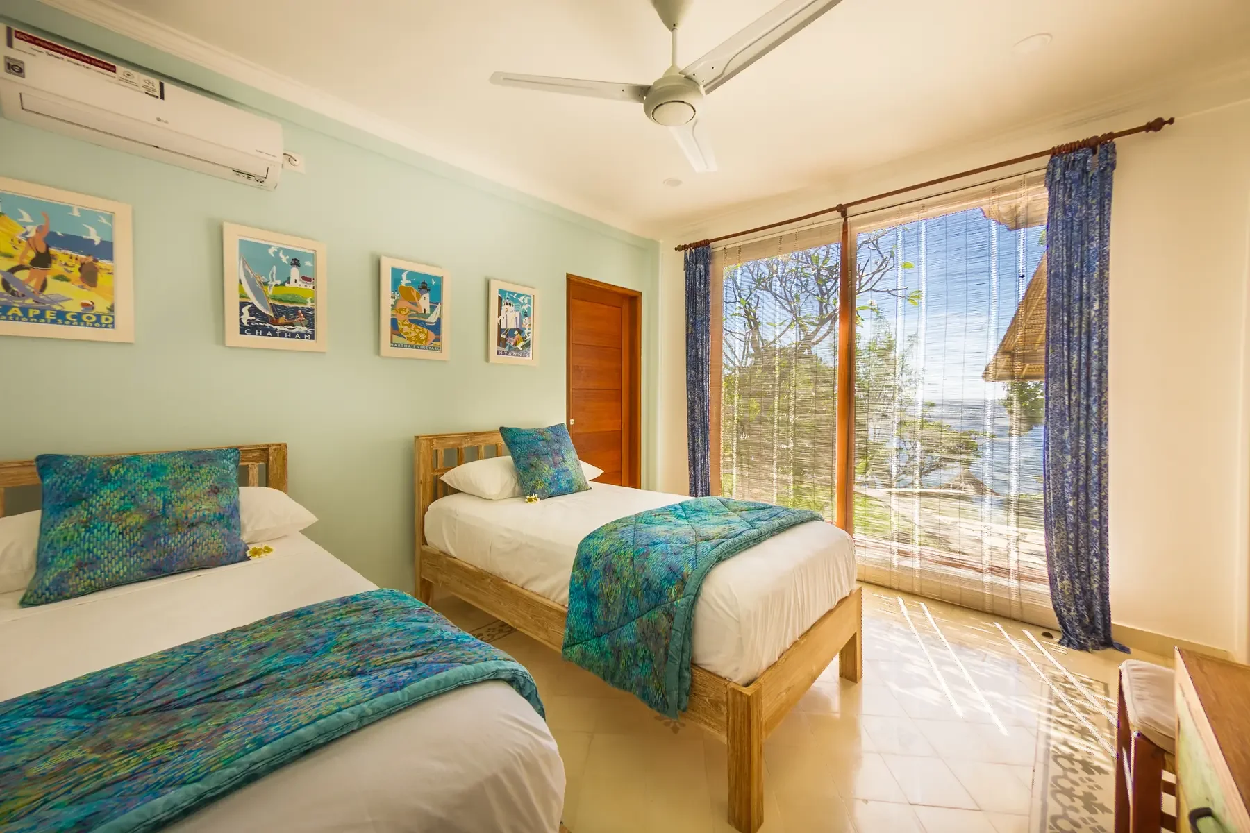 villa-aquamarine-amed-bali-twin-guest-bedroom-imgl8915-sena-studio.webp