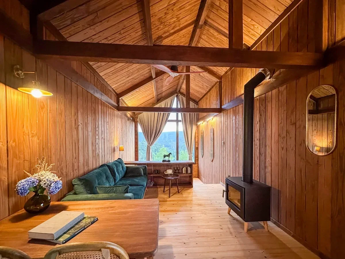 luxury-wooden-cabin-interior-haras-de-bordo-img-2936-sena-studio.webp