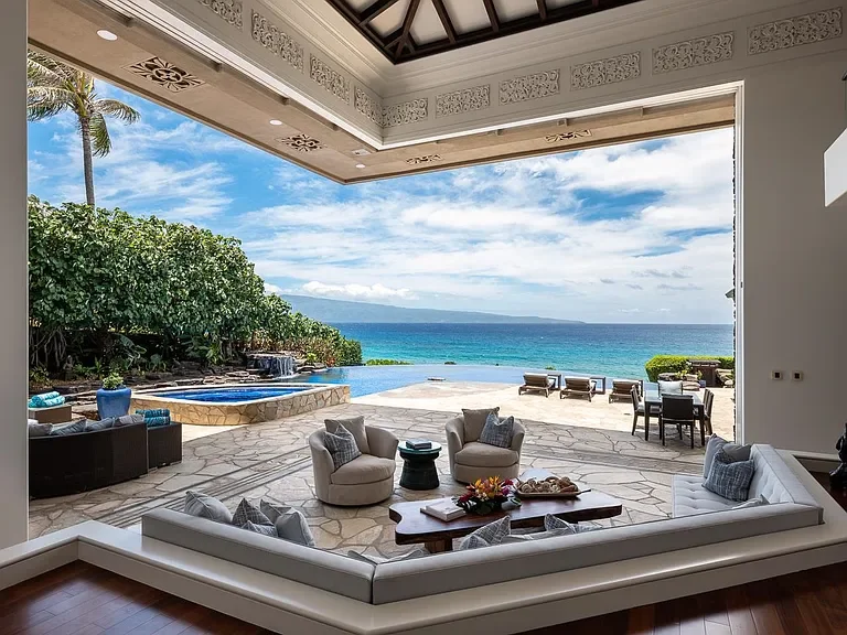 MAUI ESCAPE