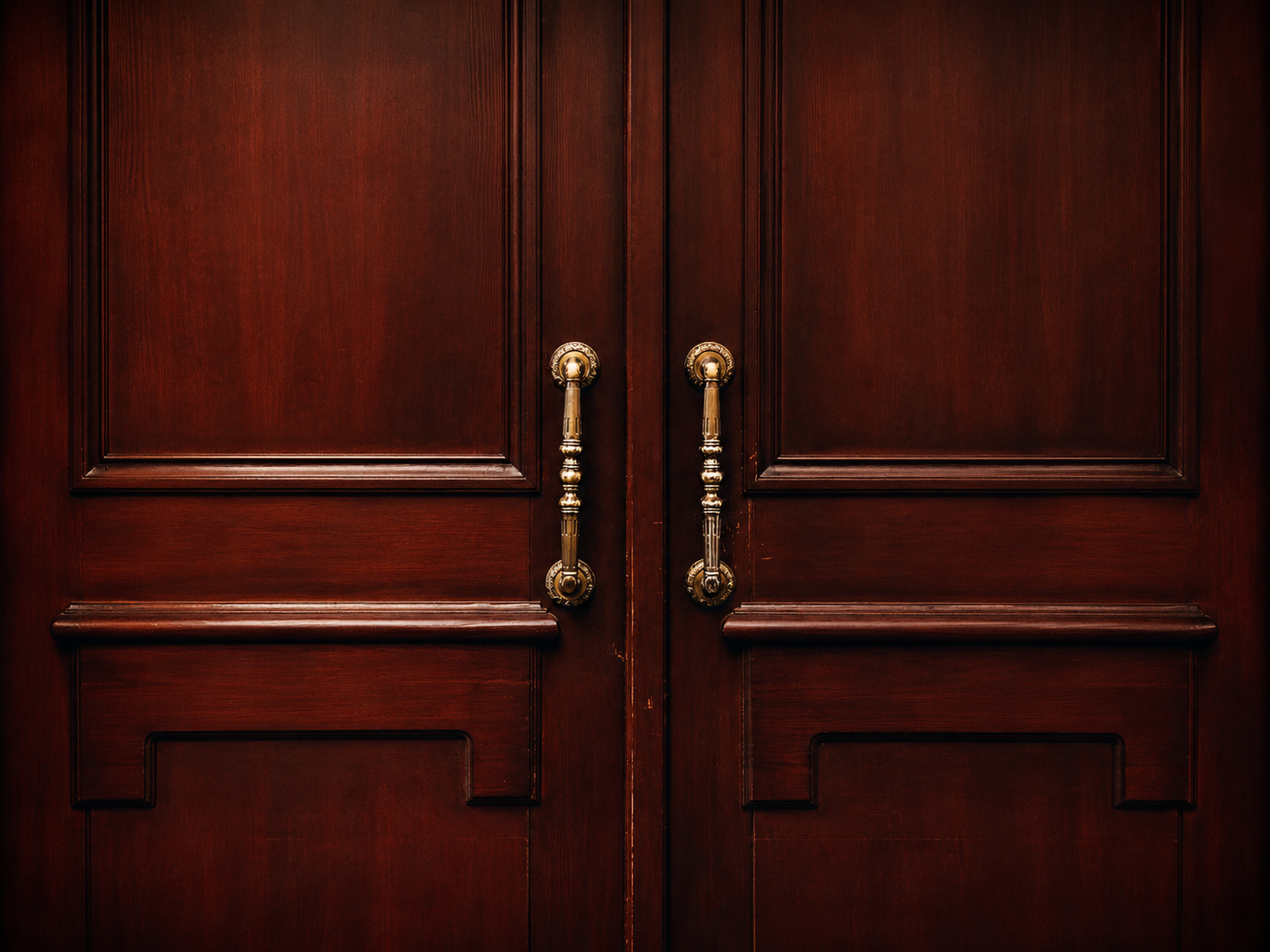 Portes en bois foncé avec poignées en laiton