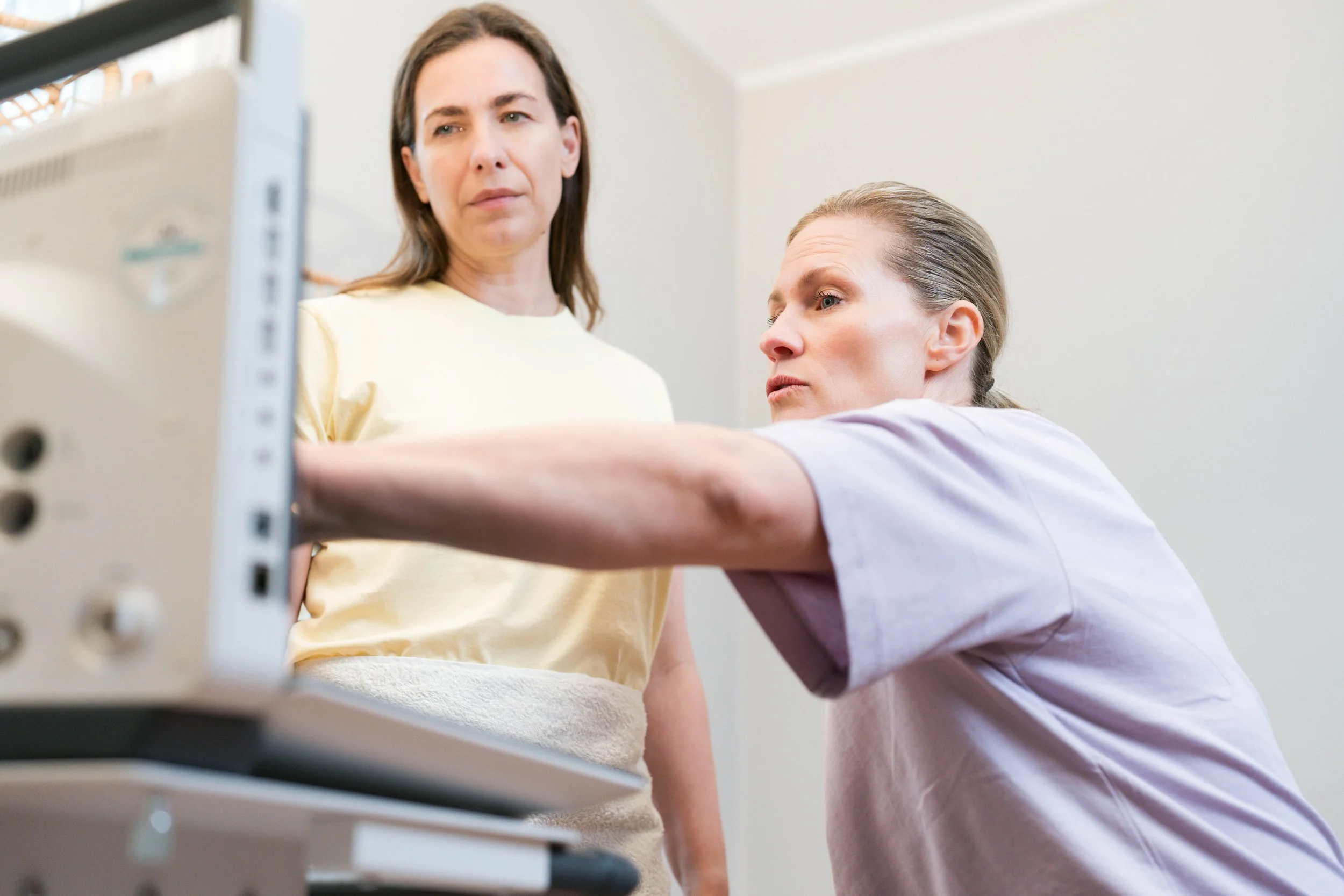 Christina Frisch analysiert gemeinsam mit einer Patientin die Aktivität der Beckenbodenmuskulatur auf dem Ultraschallmonitor