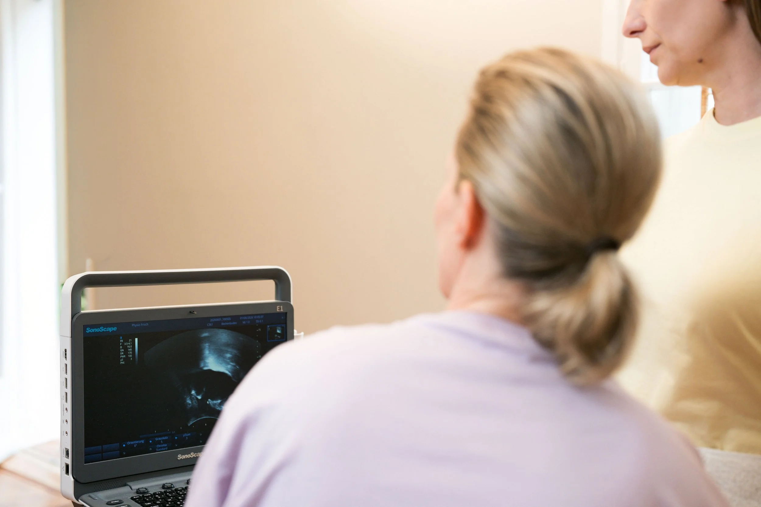 Echtzeit-Ultraschalluntersuchung des Beckenbodens mit Bilddarstellung auf dem mobilen Diagnostik-Display
