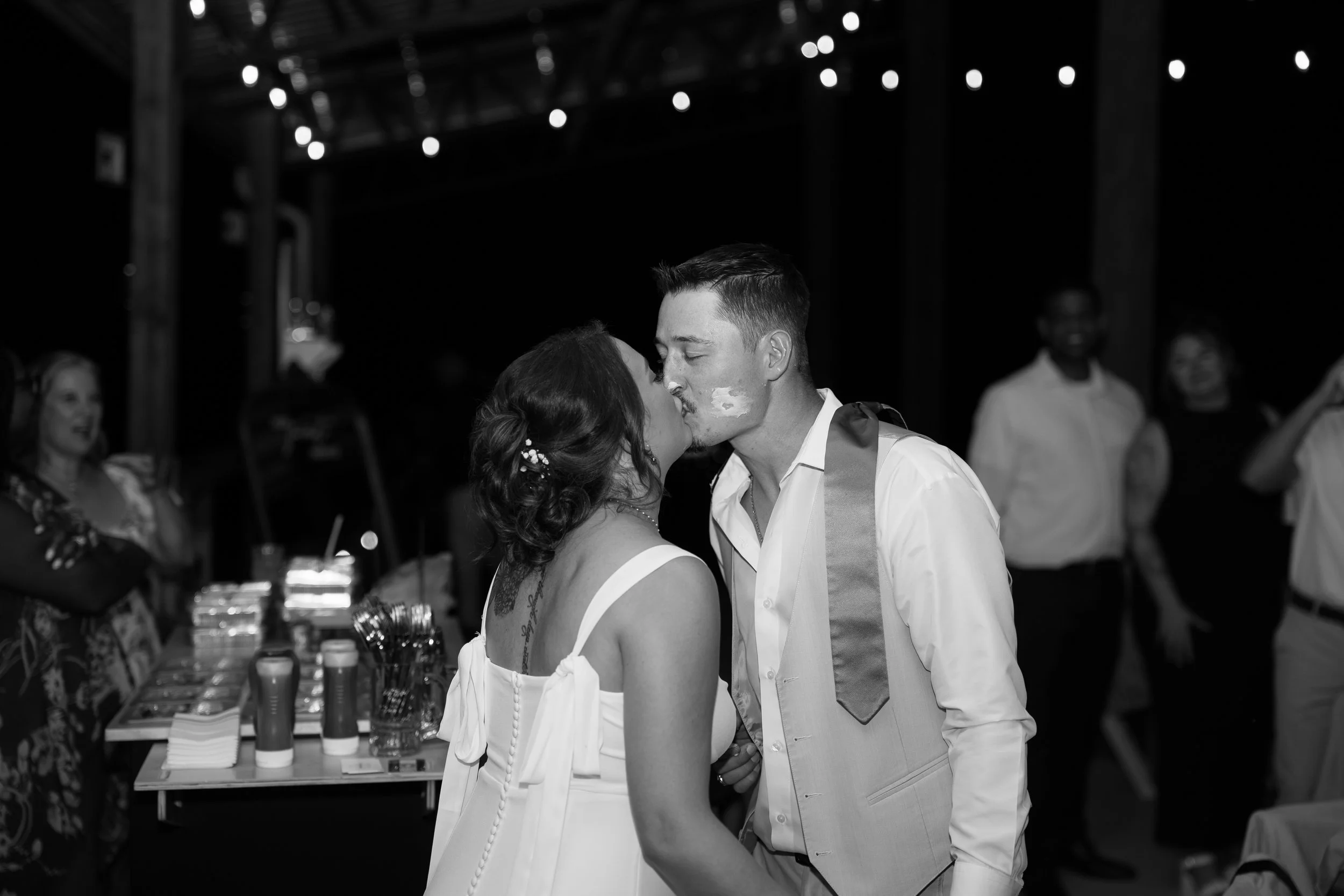 Outdoor Wedding Reception at Stonewood Events in Alachua, Florida captured by Florida Documentary Wedding Photographer Catherine Skelly