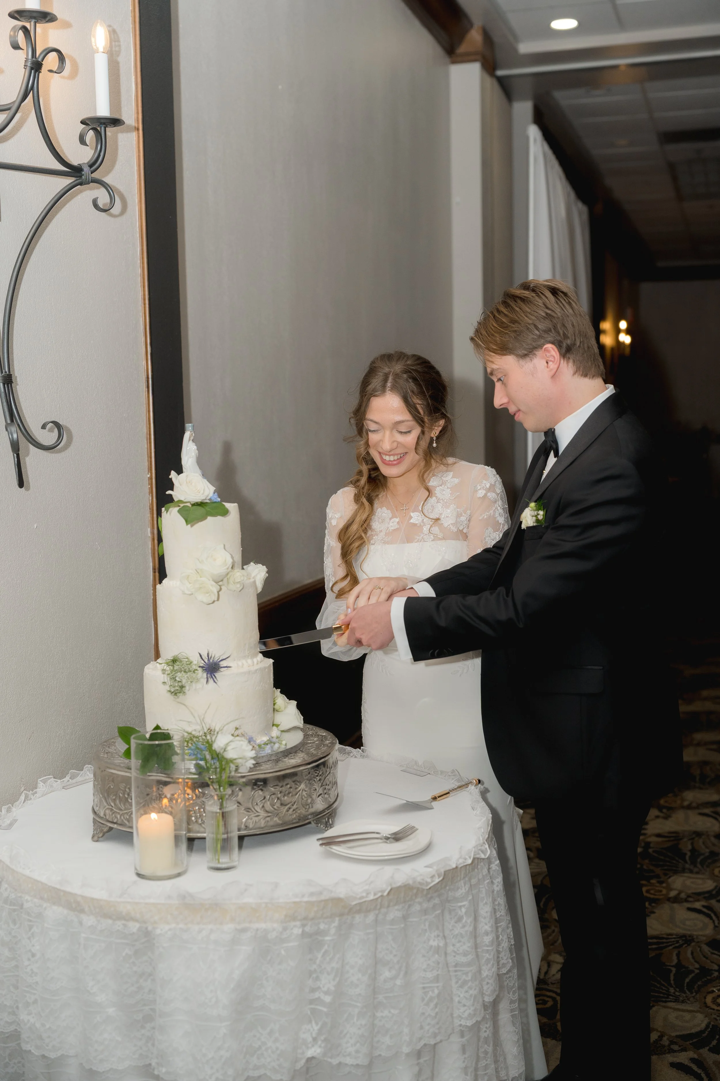 Candid Wedding Reception photos at Best Western Gateway Grand captured by Florida Documentary Photographer Catherine Skelly