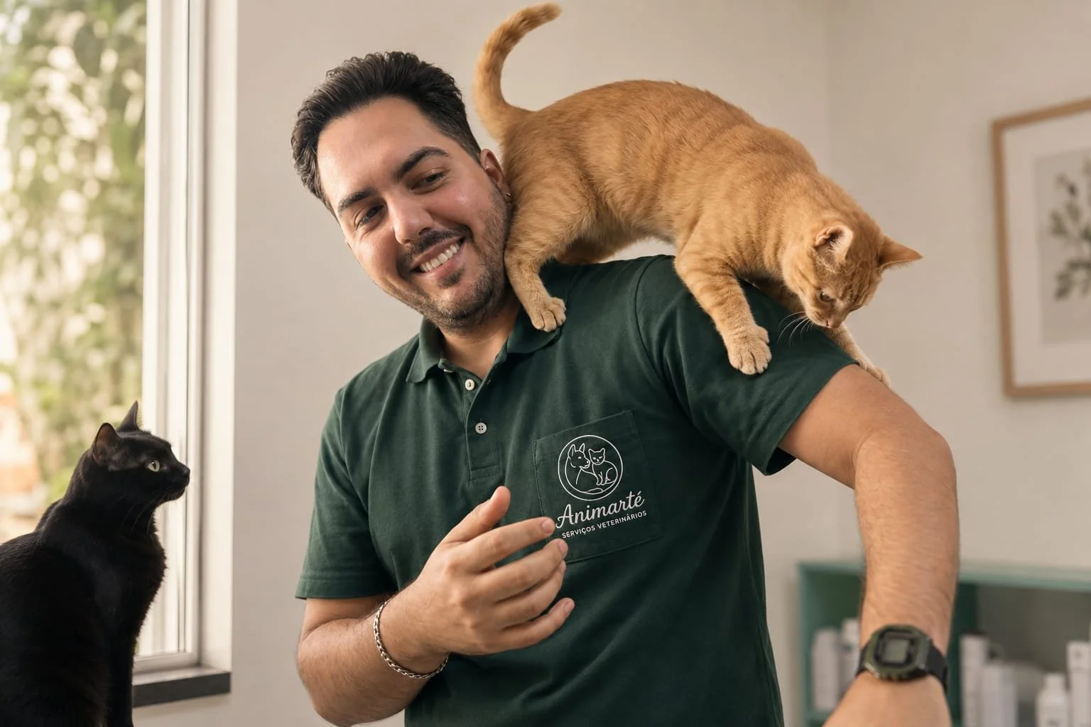 Homem sorridente com três gatos na clínica veterinária