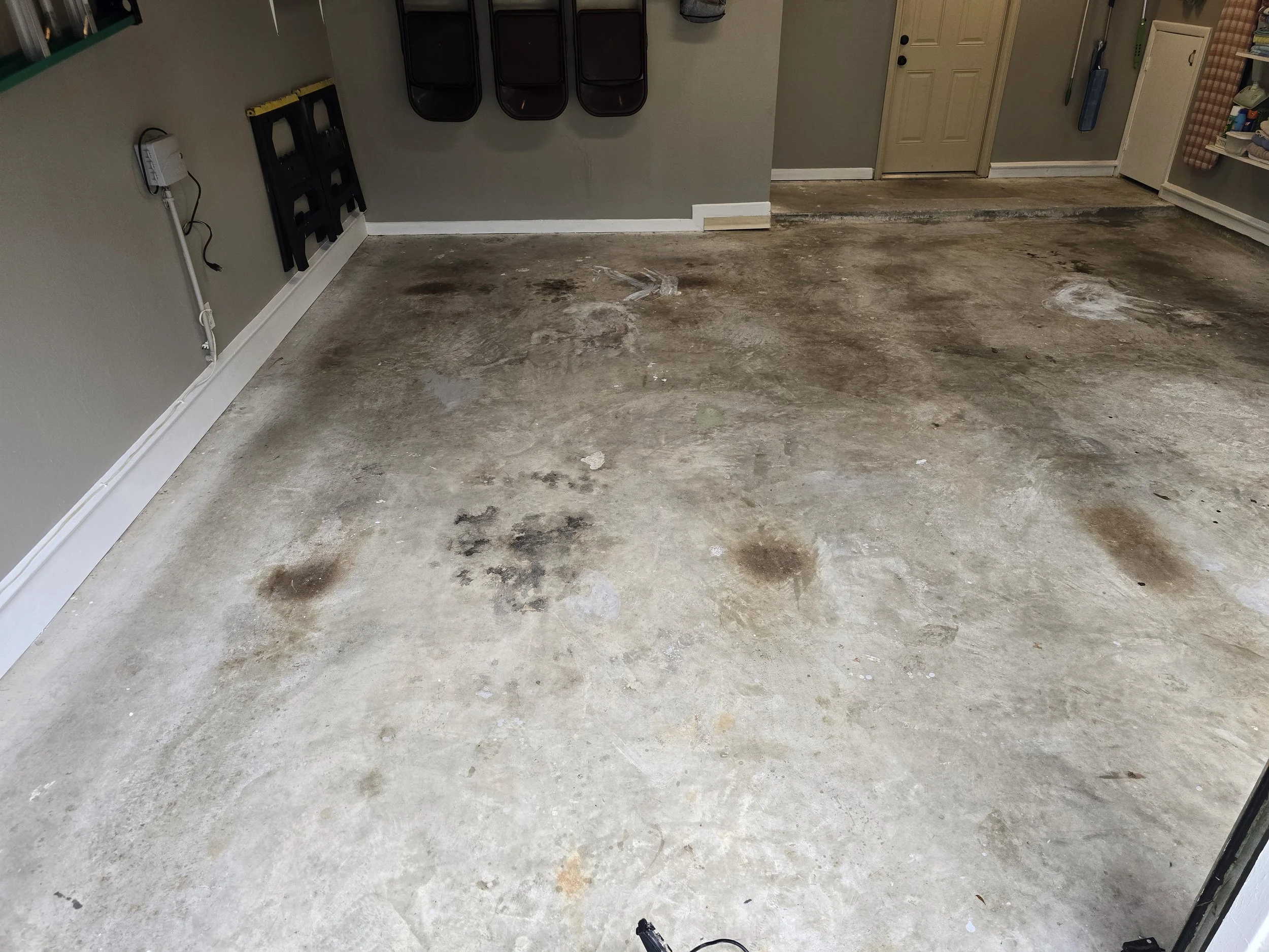EPOXY GARAGE FLAKE(DOMINO)-BEFORE