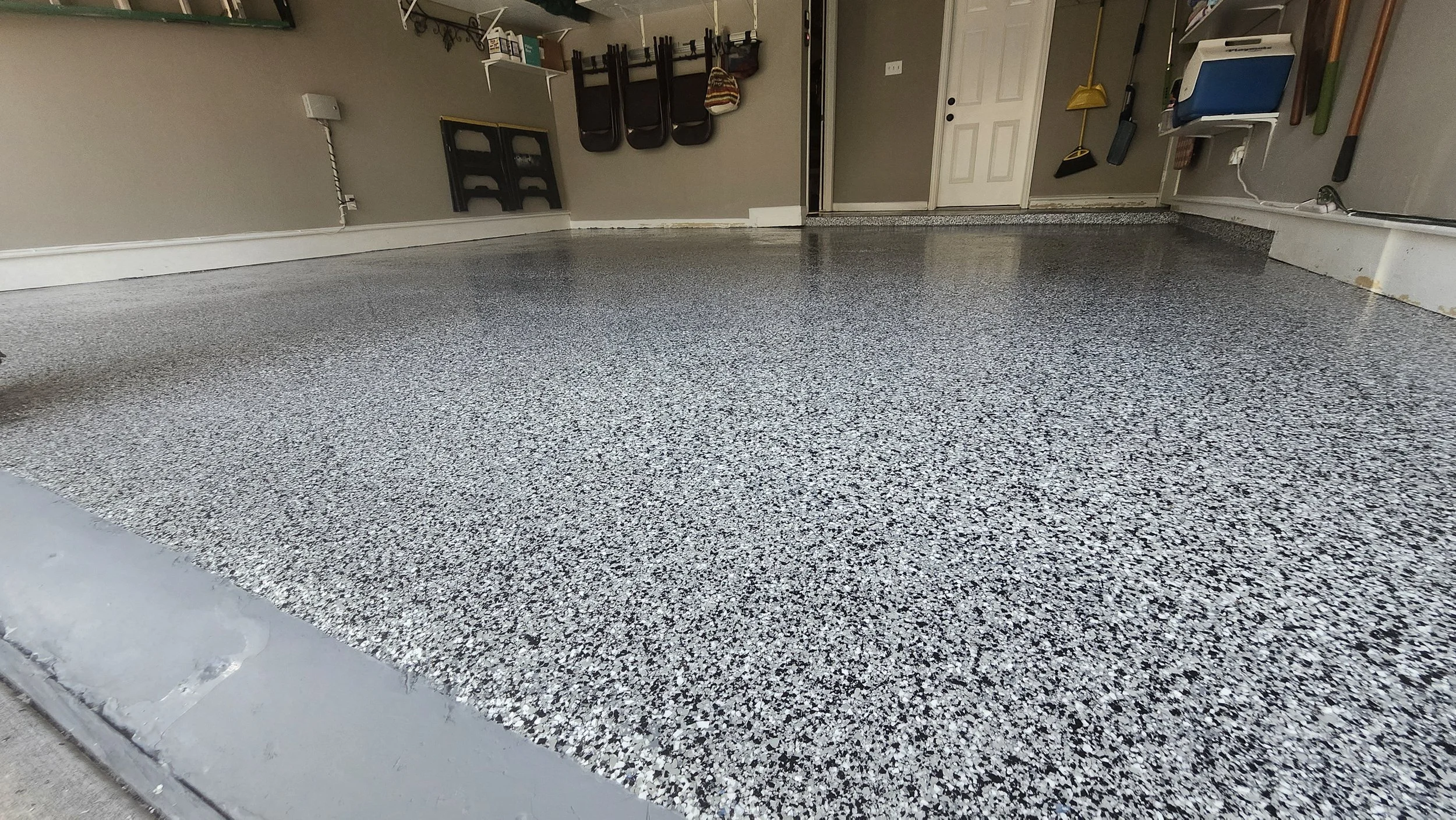EPOXY GARAGE FLAKE(DOMINO)-AFTER