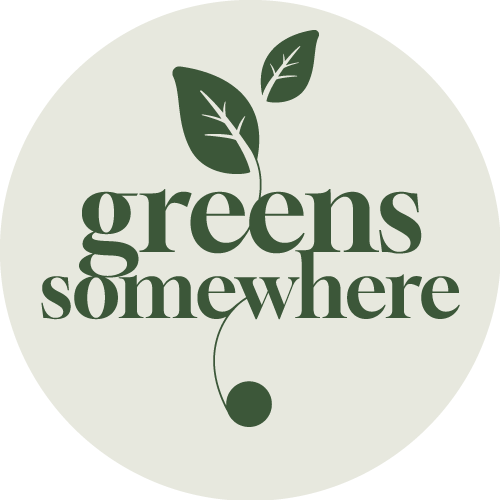 Logo met de tekst "greens somewhere" en een ontwerp van twee groene bladeren en een wortel.