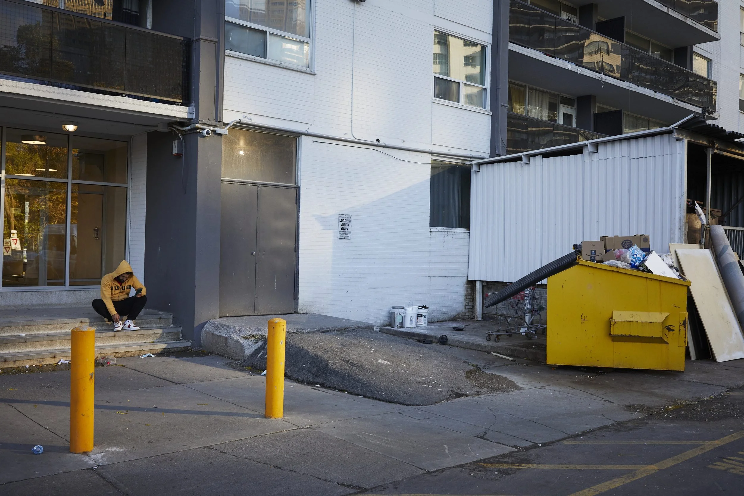 71 Thorncliffe Park Dr. Area was full of trash and infested with rats. Oct 31 2021.