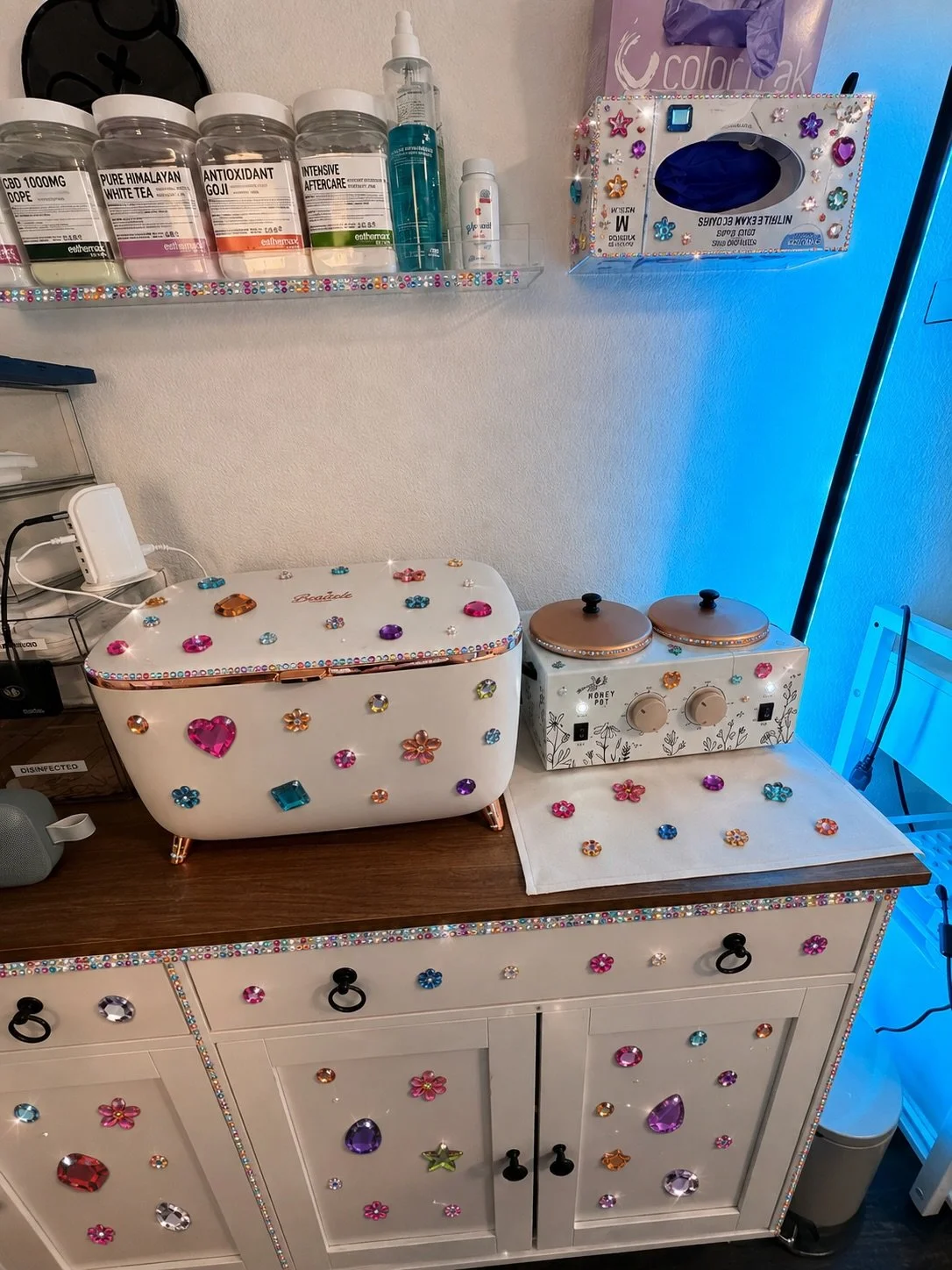 Apparently Noctua Aesthetics got a 90s makeover. 💎✨
Everything is getting bedazzled. Nothing is safe. @procelltherapies