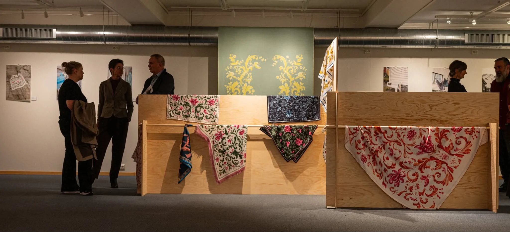 Utstillingslokale med vev i bakgrunnen- foto:  Frode Hestdal