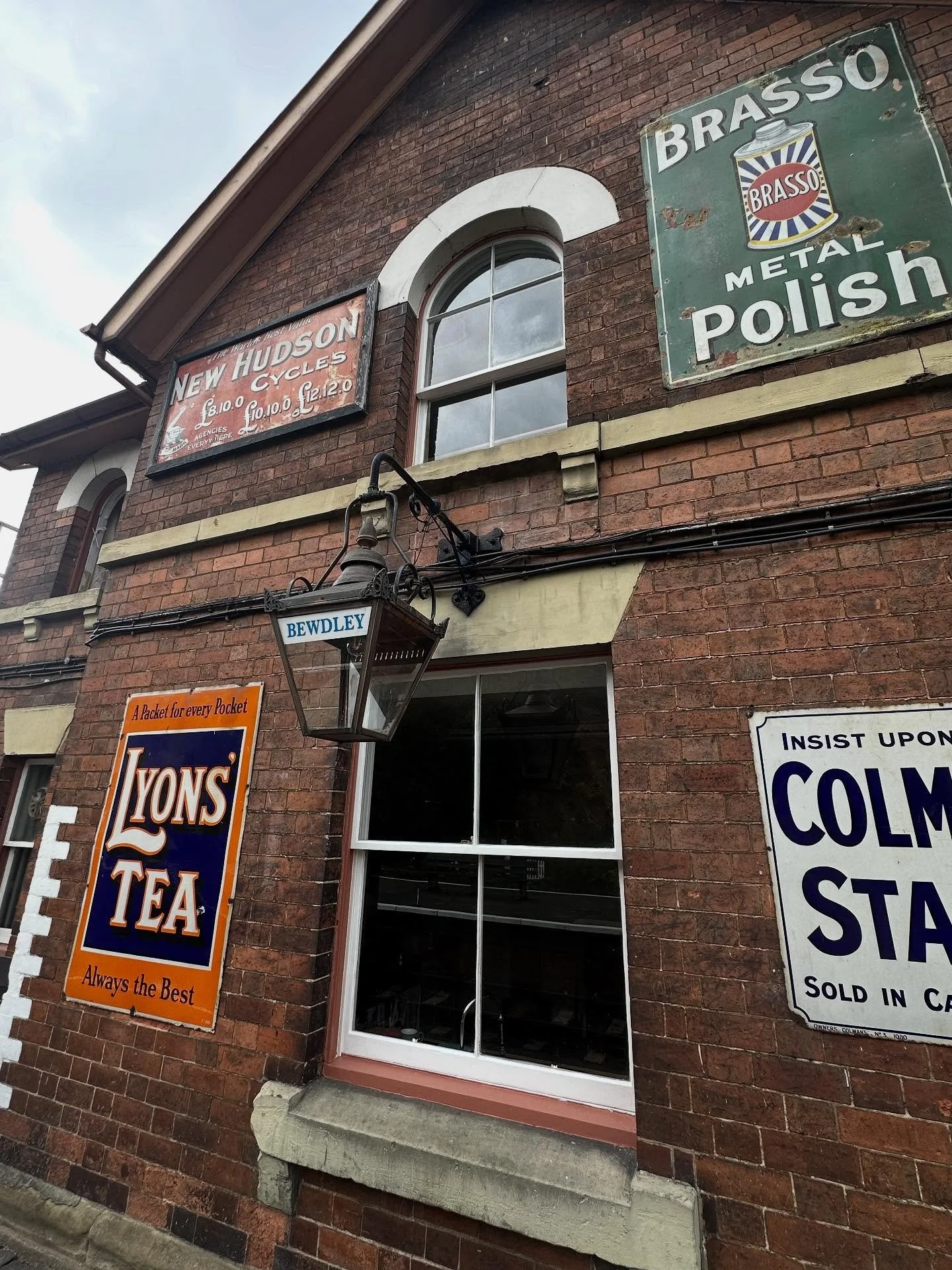 Restoring sash windows at Bewdley Railway Station - Severn Valley Railway
