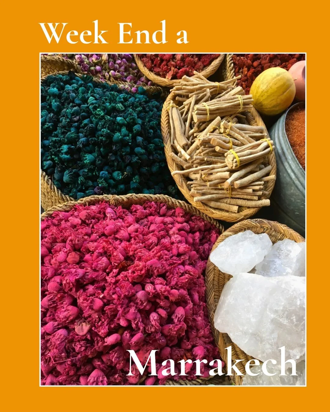 Marrakech &egrave; l&igrave;, ai piedi dell&rsquo;Atlante, e ti travolge prima ancora che tu abbia posato la valigia.

La Medina: un labirinto di vicoli dove perdersi &egrave; parte del programma. Souk di lanterne, tappeti, spezie e ceramiche, tra bo