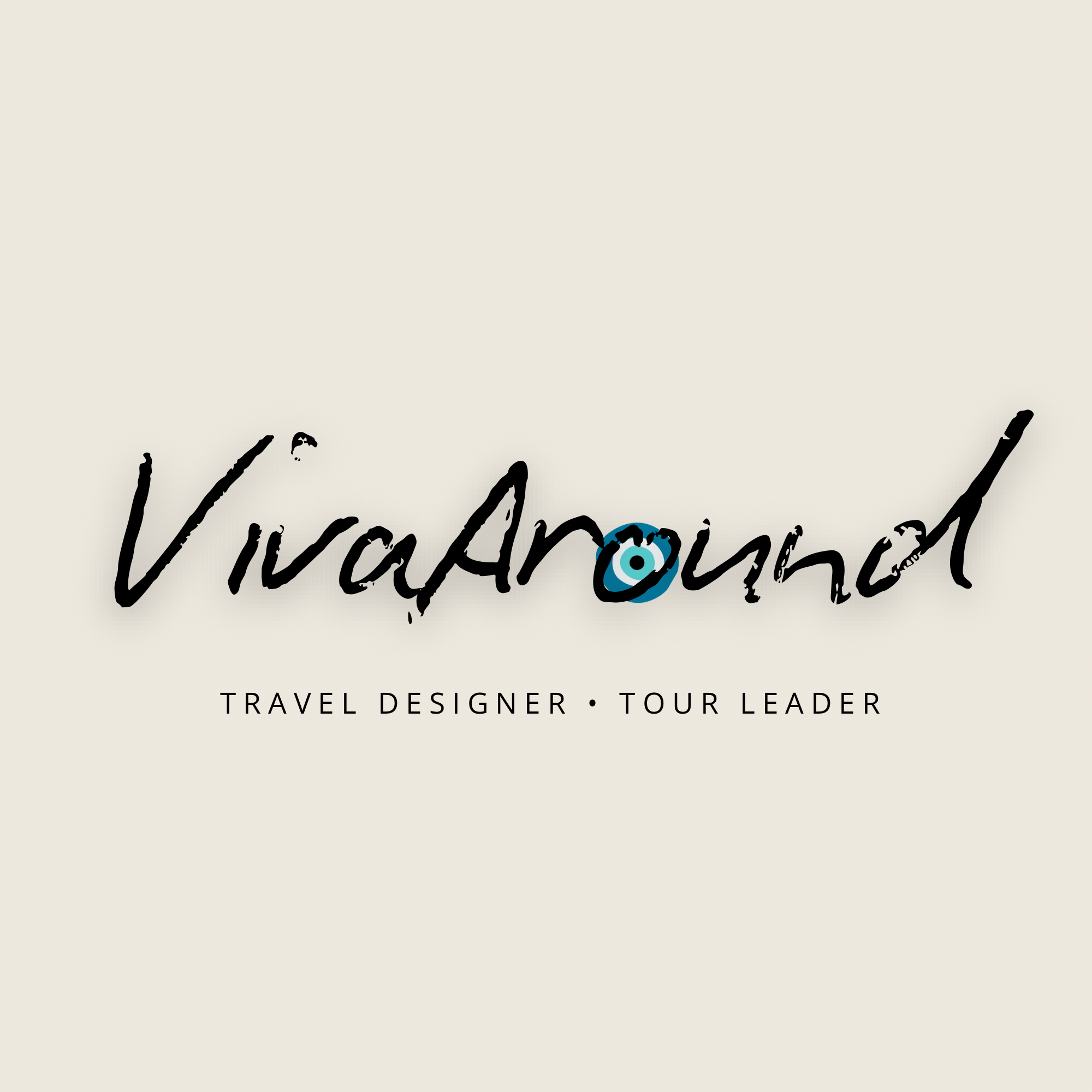 Logo di un'azienda di viaggi e tour con scritta in corsivo nera e un occhio stilizzato blu e bianco.