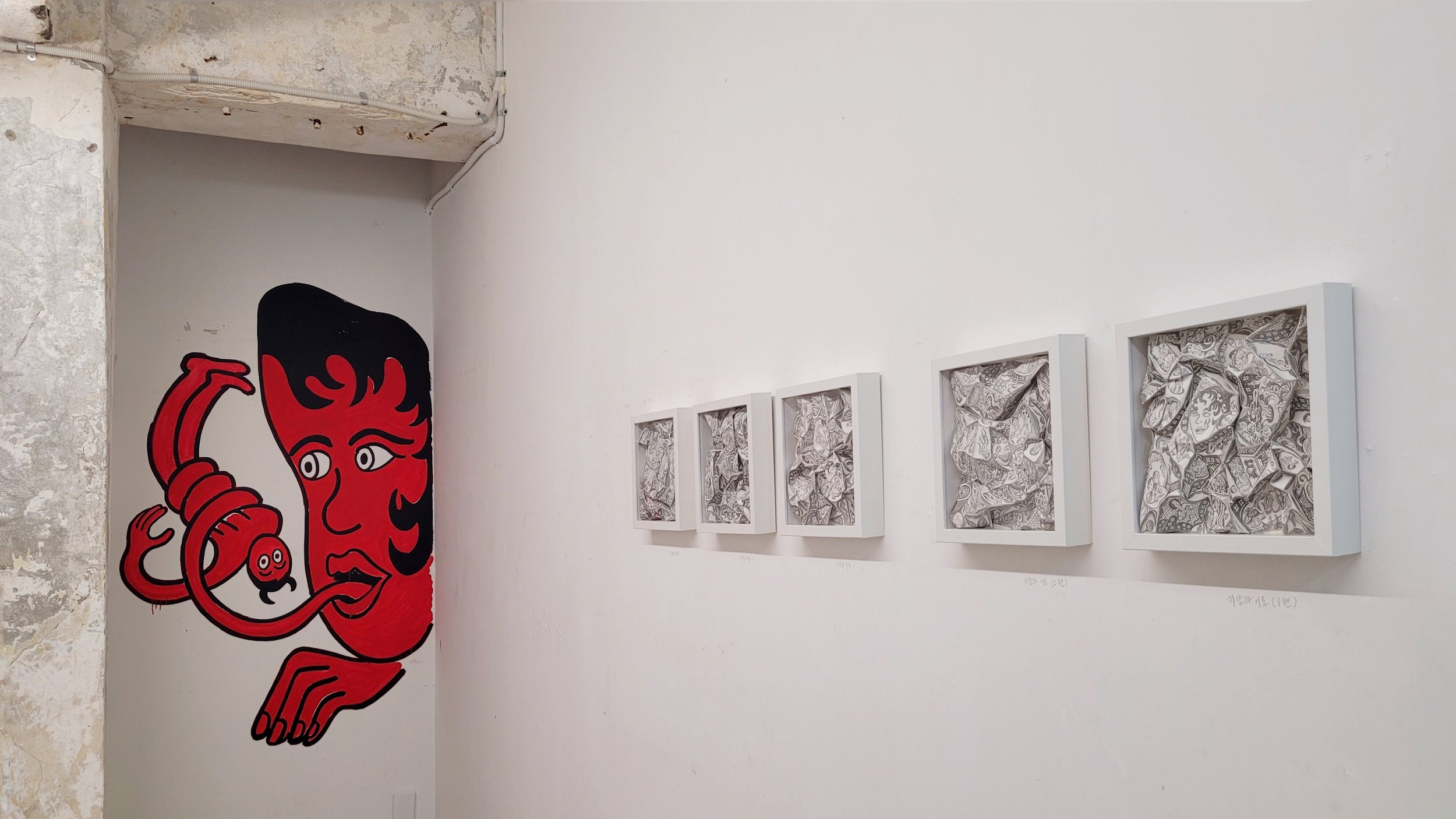 04_기담과 이로 이야기 전경사진_3x8x4m_드로잉 설치 및 벽화_2025.jpg