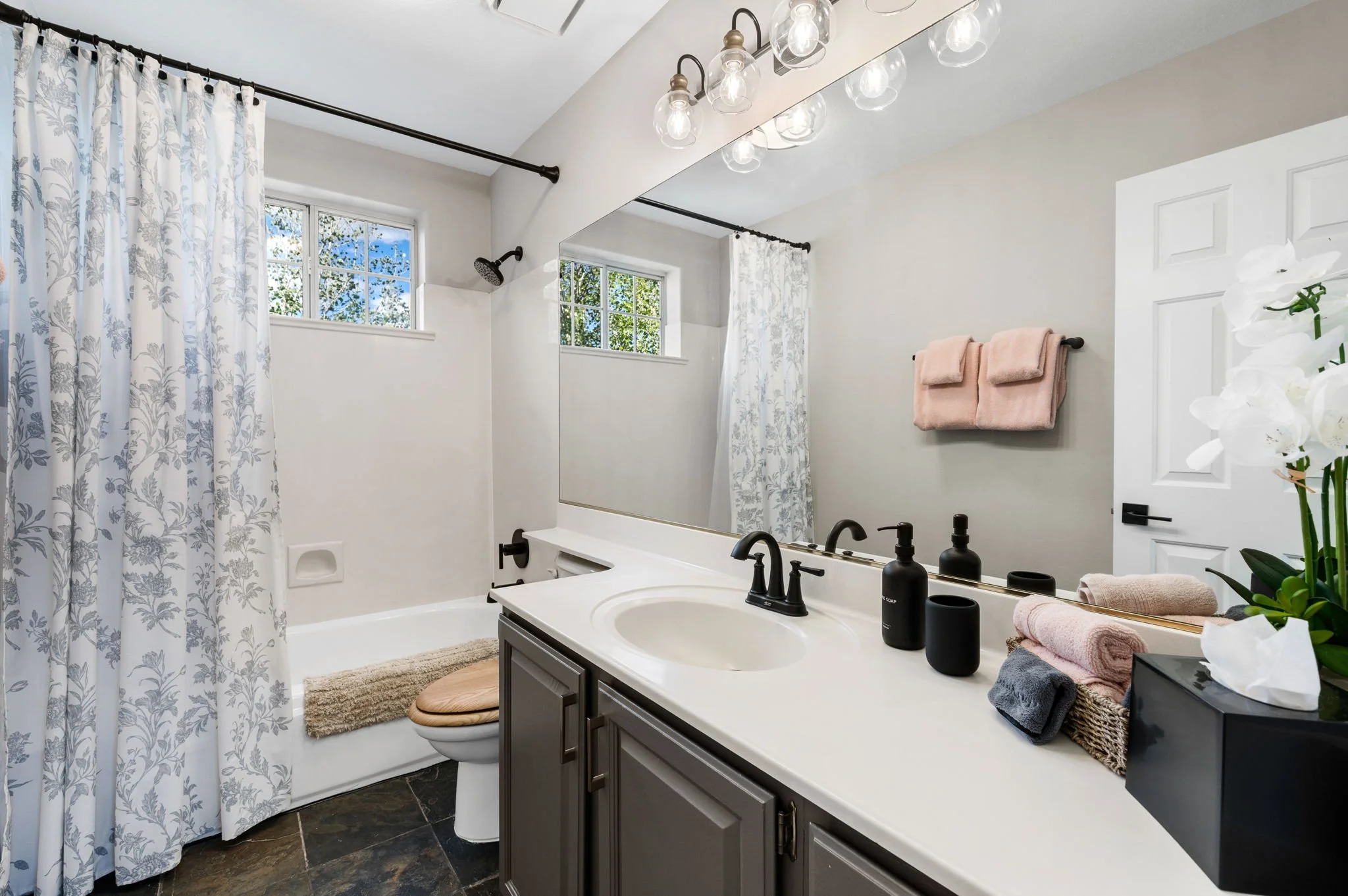 52-Upstairs Bathroom.jpg