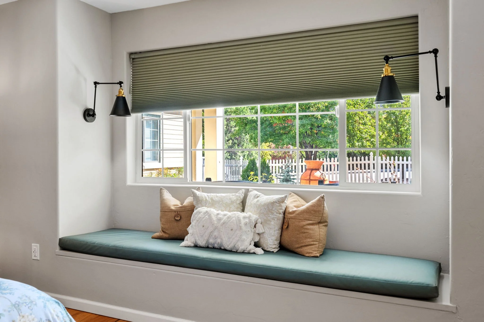 32-Primary Window Seat.jpg