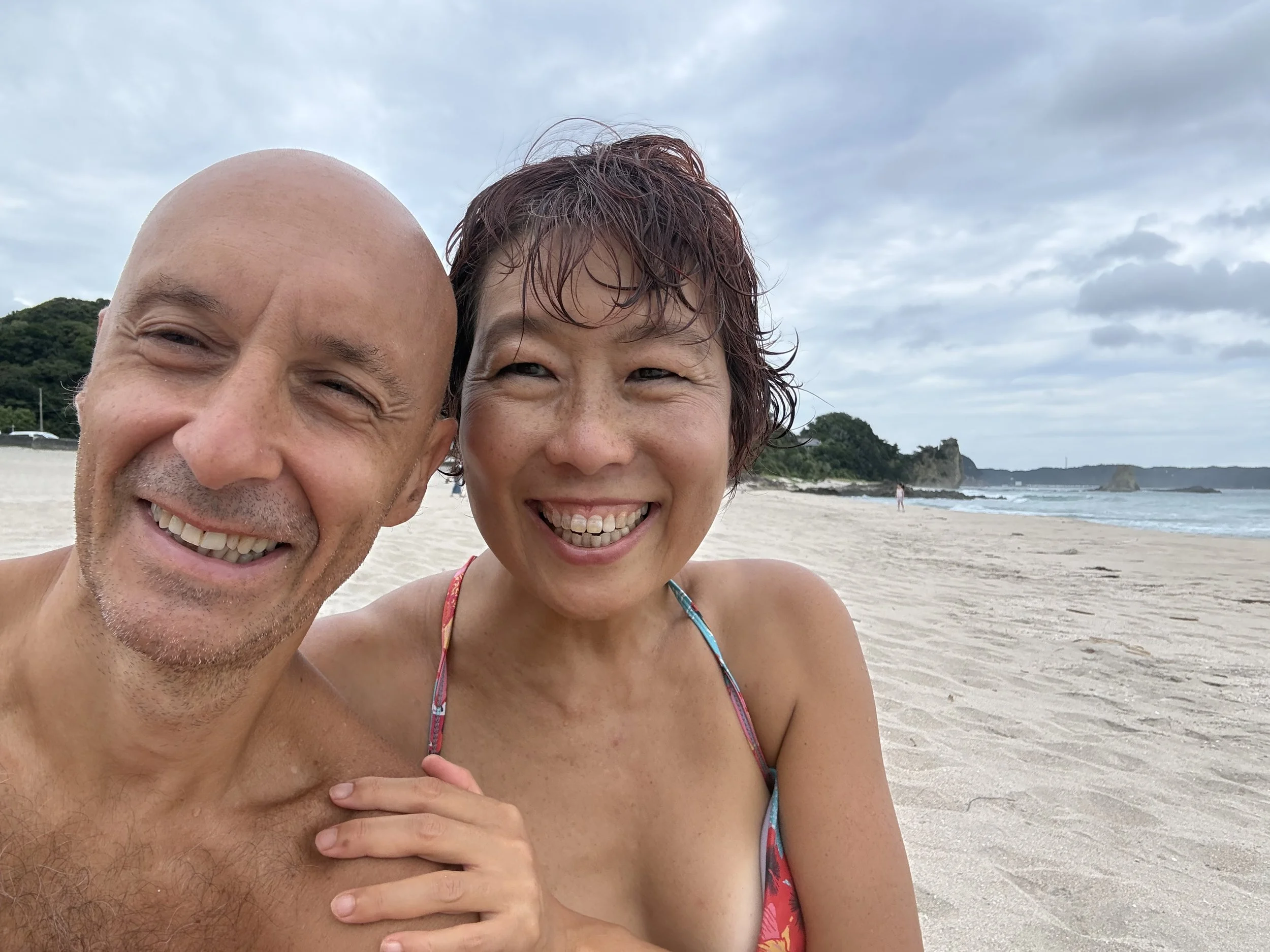ビーチで笑顔の男女の写真