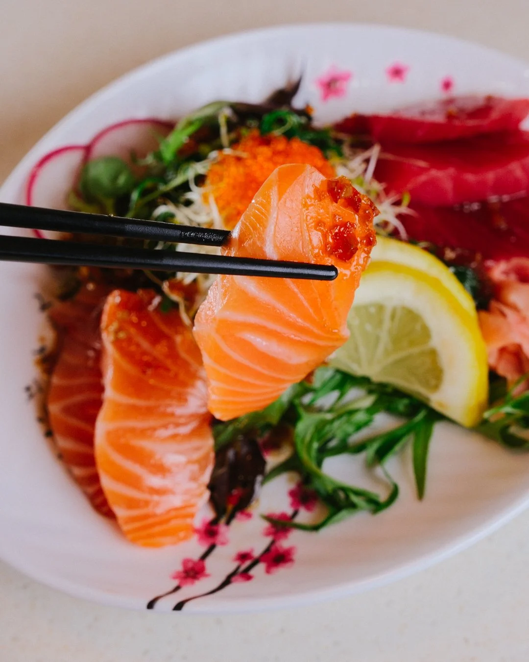Big, thick-cut slices of fresh salmon and tuna sashimi, served with crisp veggies and Oda Sushi&rsquo;s signature Oriental dressing! 🥢✨

Fresh, colourful, and full of flavour &mdash; the perfect healthy meal that doesn't compromise on taste!

💚 Sas