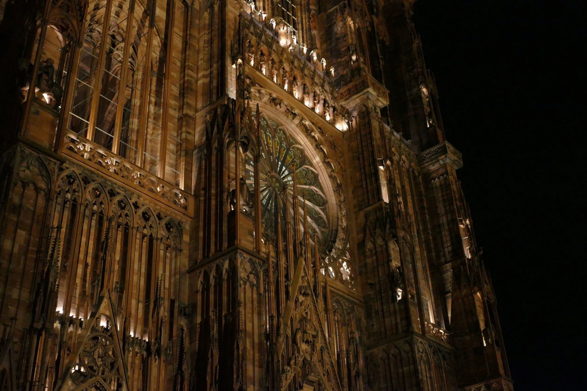 Façade de la Cathédrale de Strasbourg éclairée la nuit