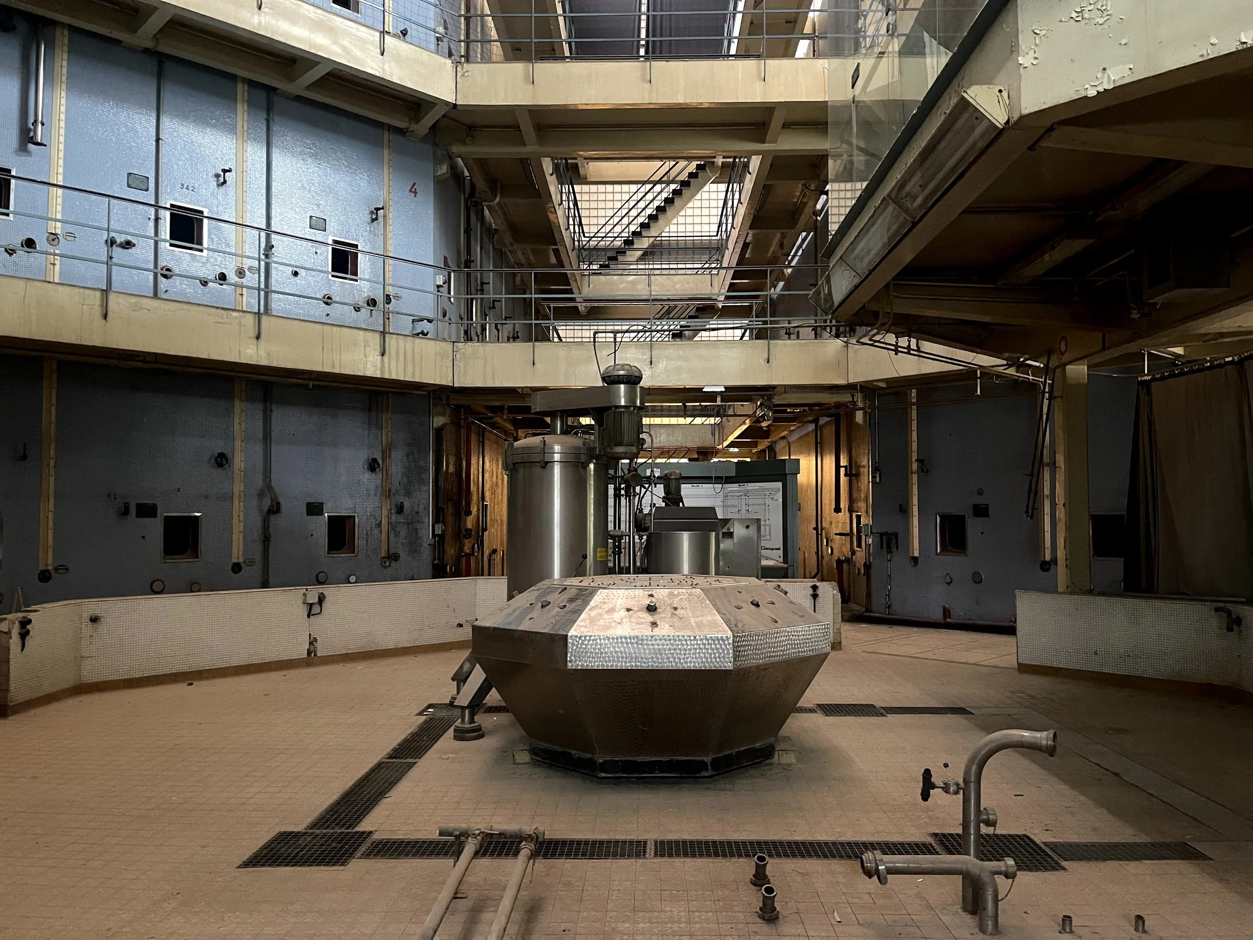 Ancienne installation industrielle avec bassin métallique et structures techniques