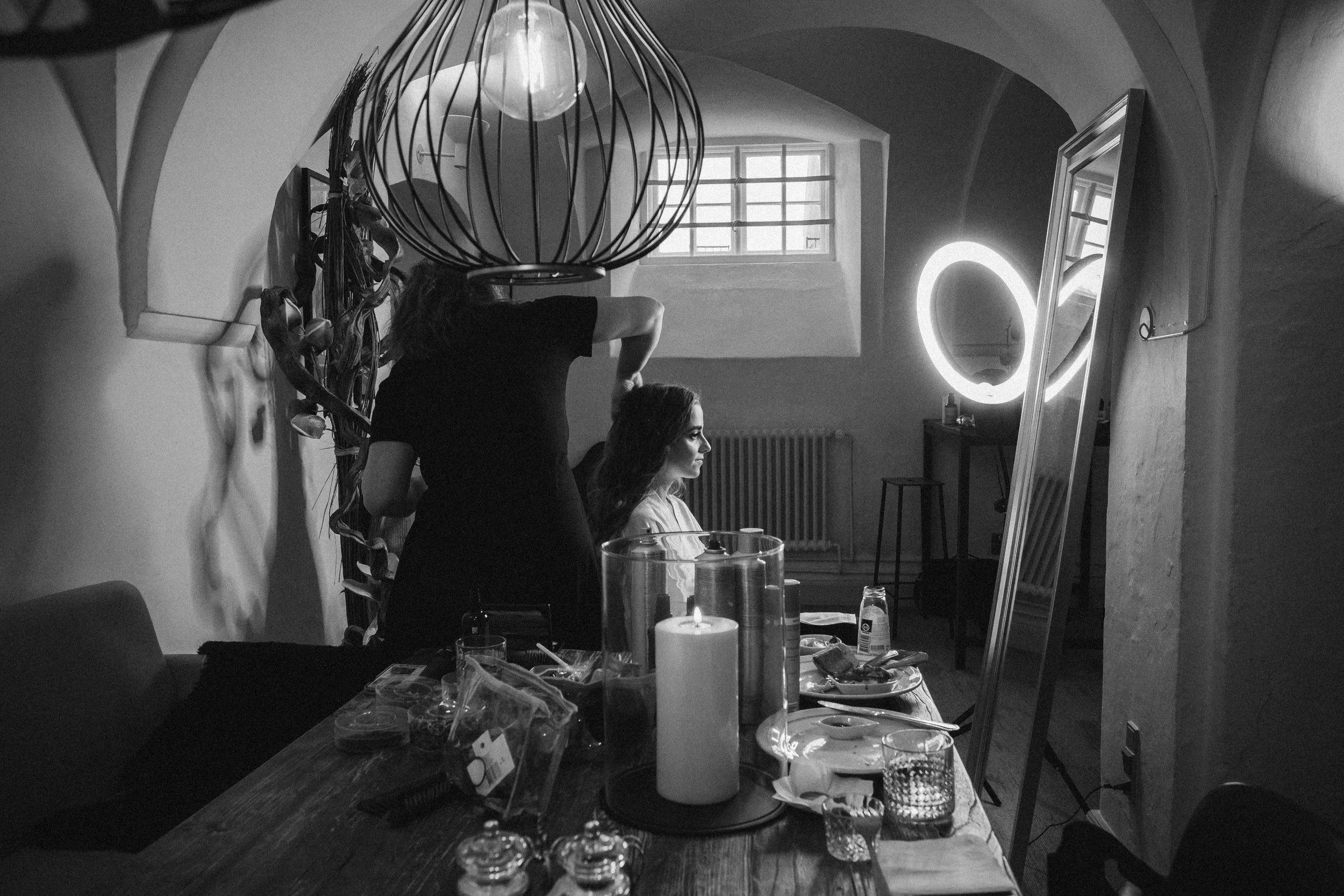 Photographie de mariage en noir et blanc, couple dansant lors d’une réception en Alsace.