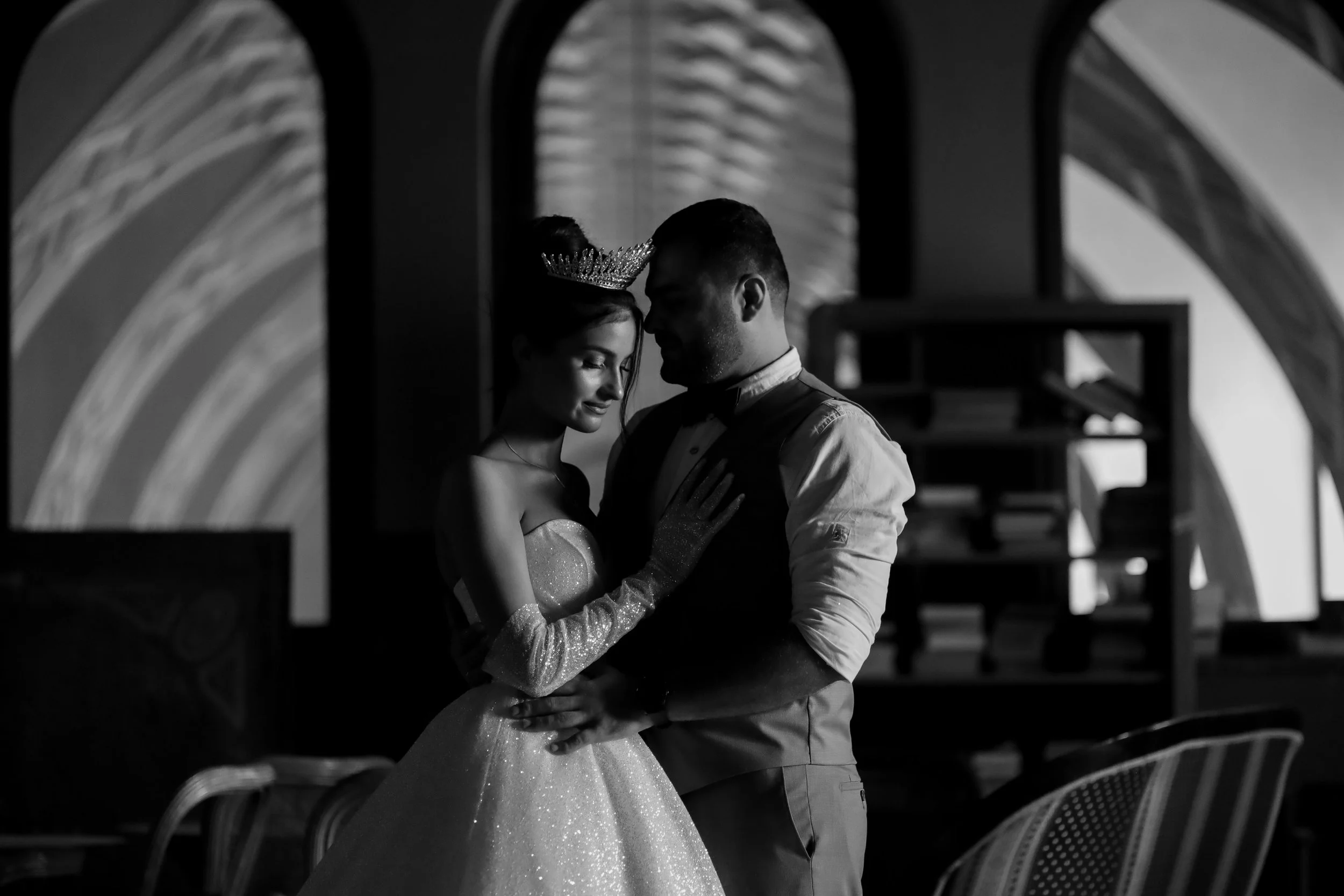 Photographie de mariage en noir et blanc, couple dansant lors d’une réception en Alsace.