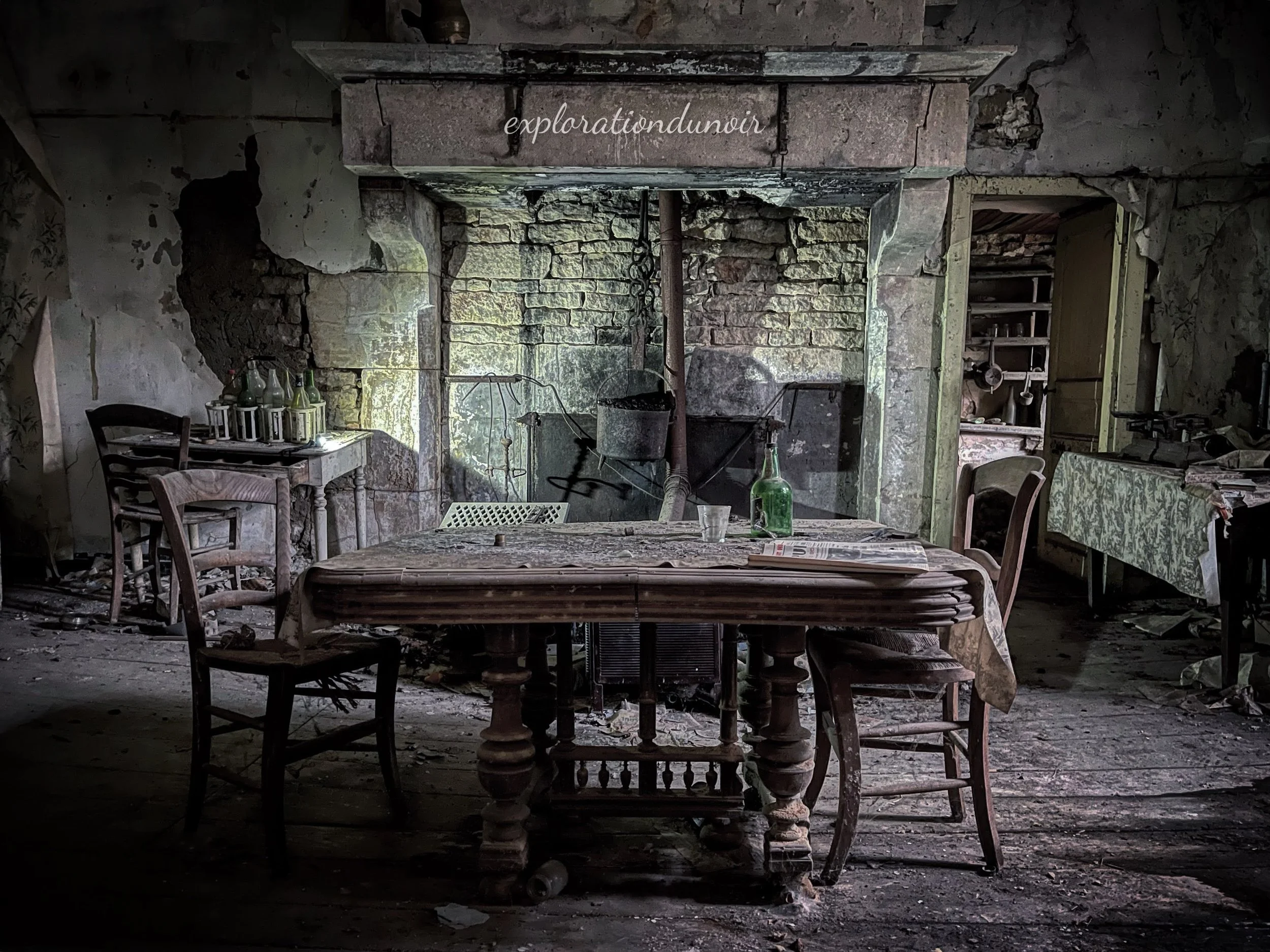 Salle à manger abandonnée avec mobilier ancien et murs dégradés