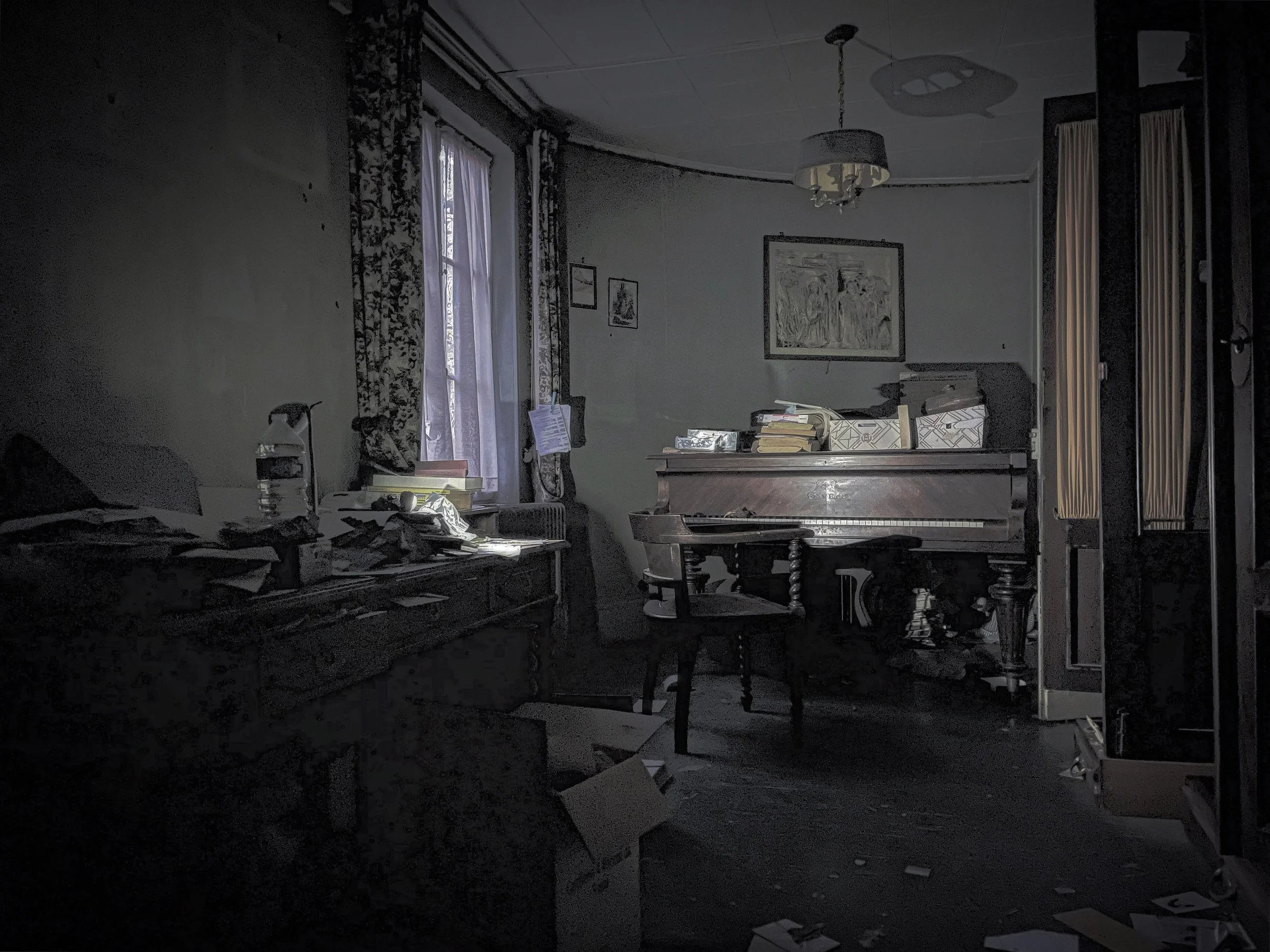 Pièce abandonnée avec bureau, livres et mobilier ancien