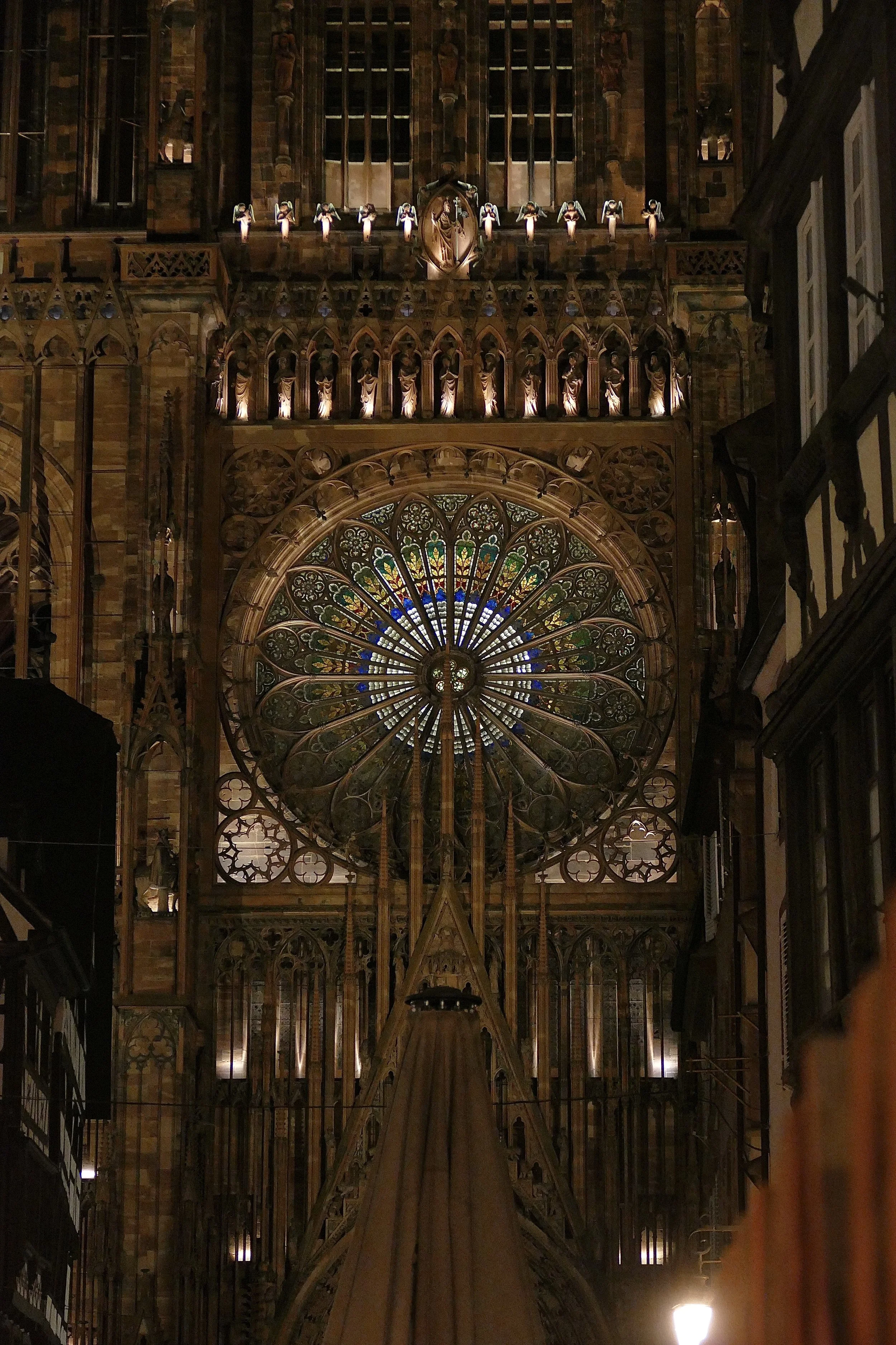 Grande rosace de la Cathédrale de Strasbourg illuminée