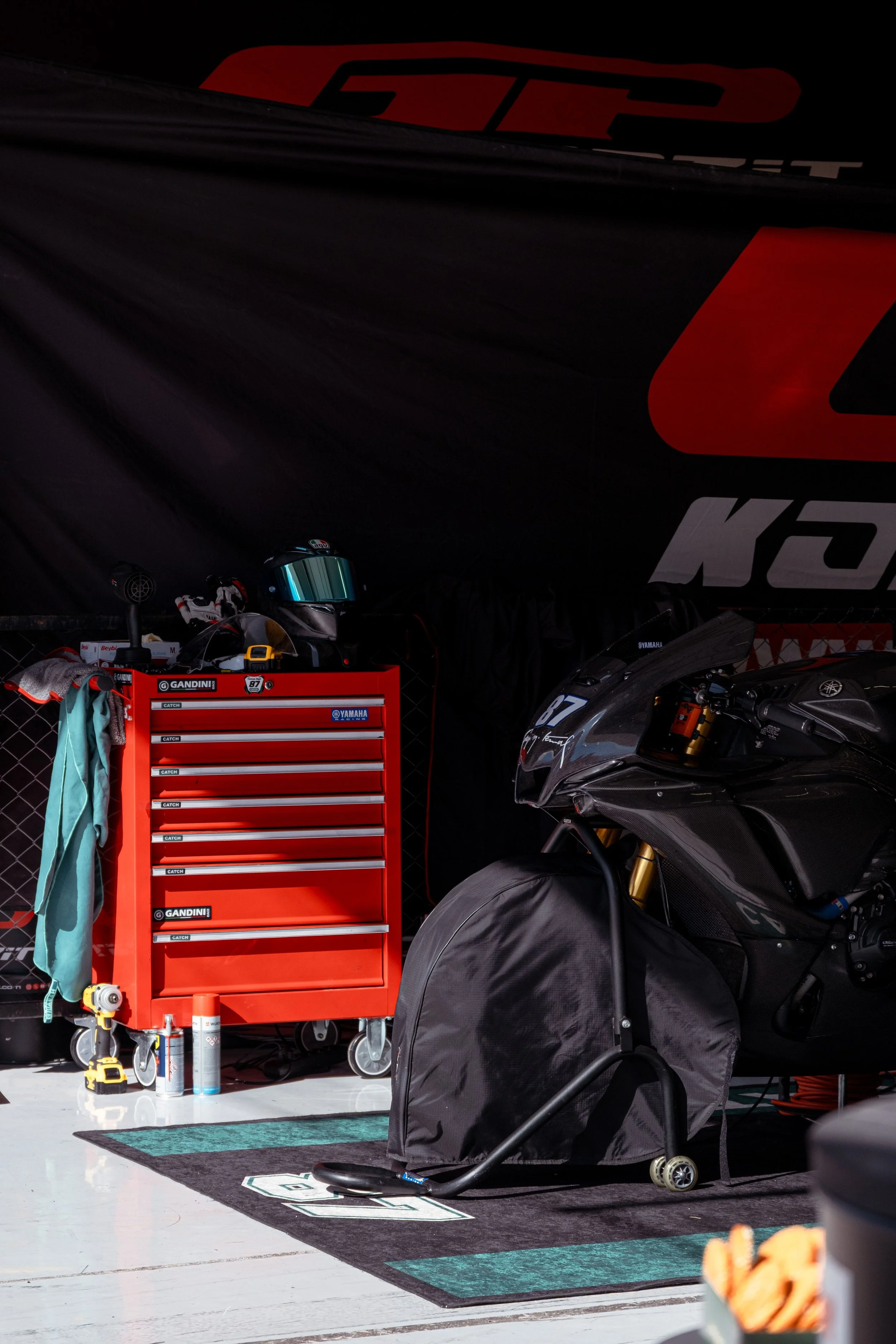 Moto de course et matériel mécanique dans un paddock en Alsace