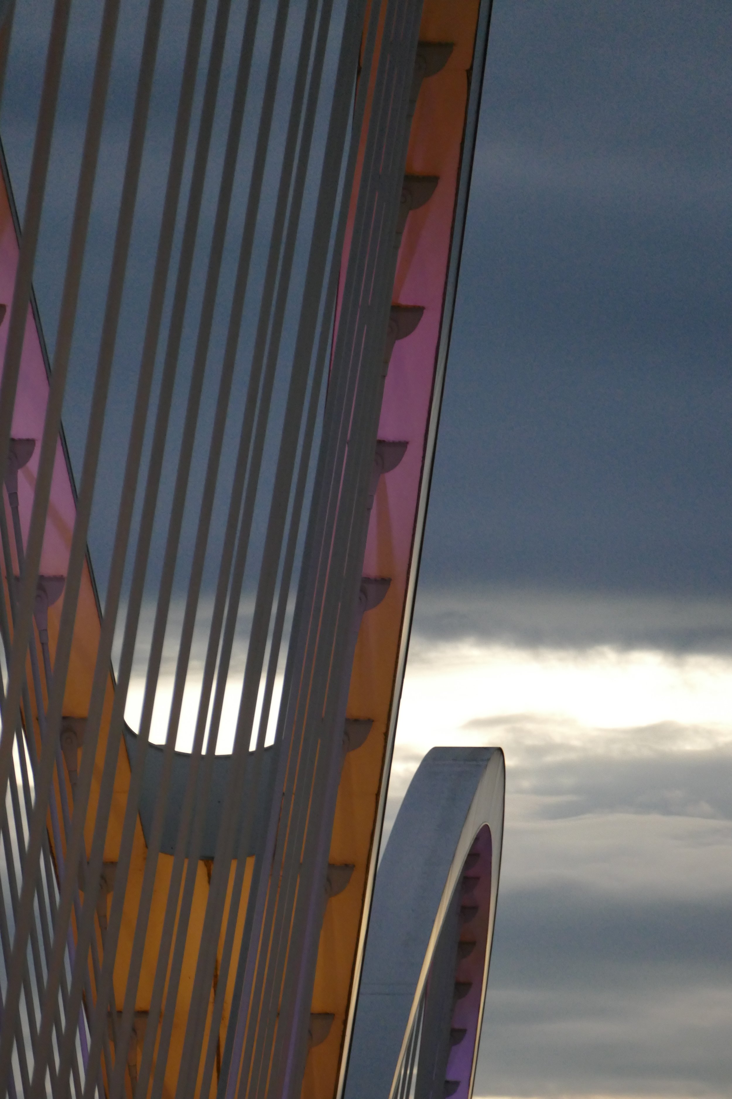 Photographie architecturale de Strasbourg au crépuscule montrant une structure métallique contemporaine aux surfaces colorées.