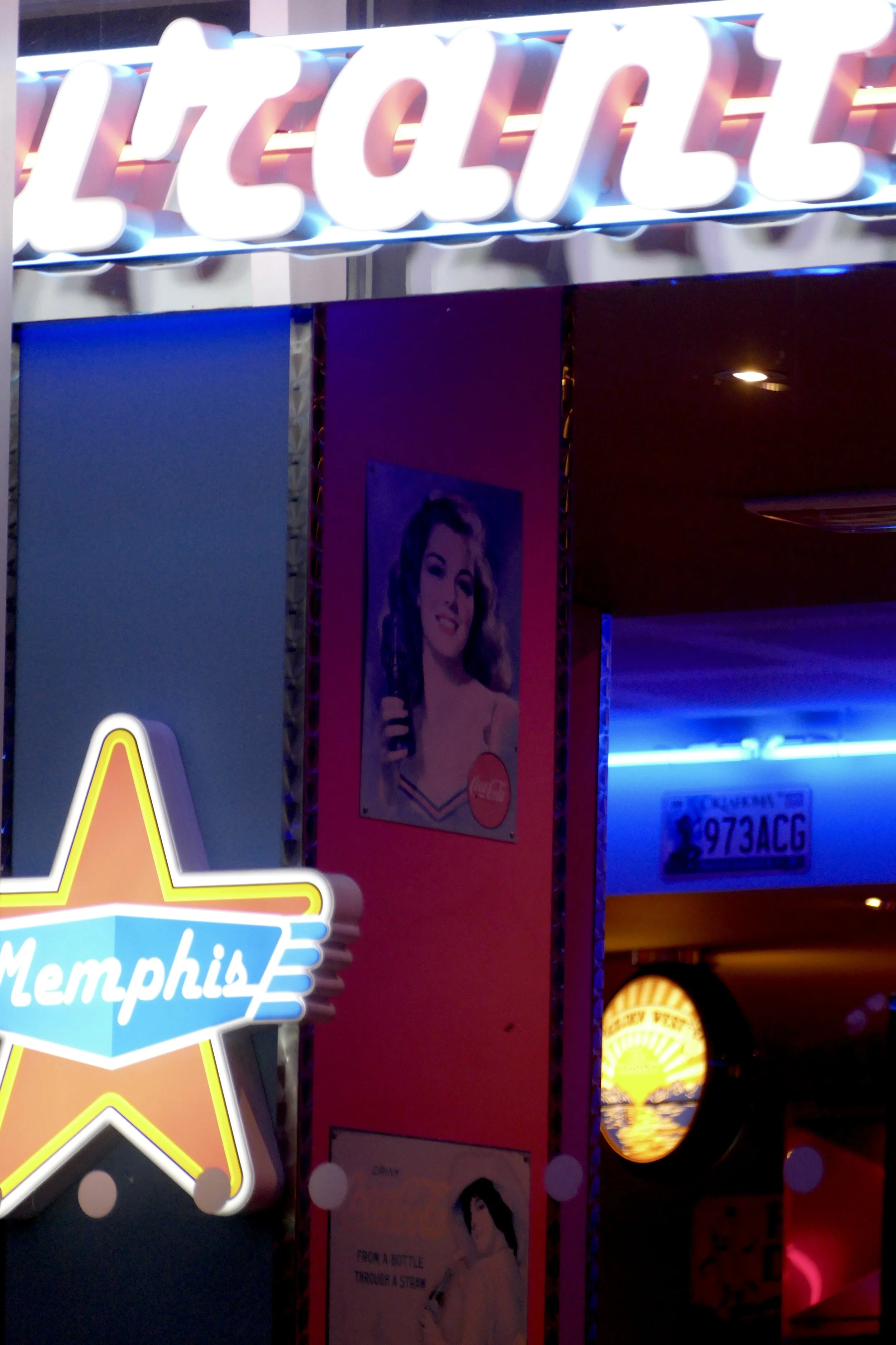 Photographie nocturne à Strasbourg d'une enseigne Memphis lumineuse et d'une décoration rétro colorée.