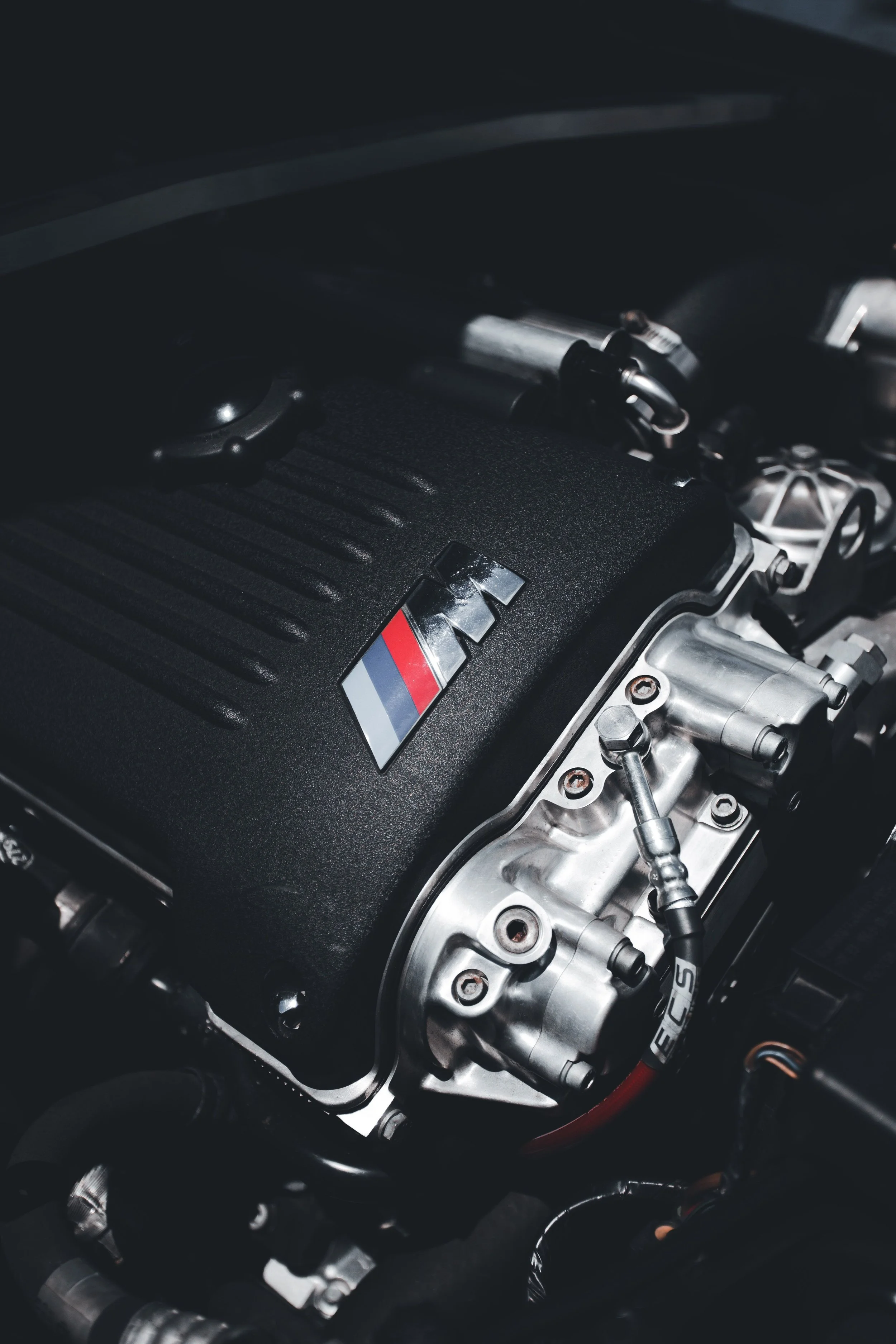 Détail d’un moteur de compétition photographié en Alsace