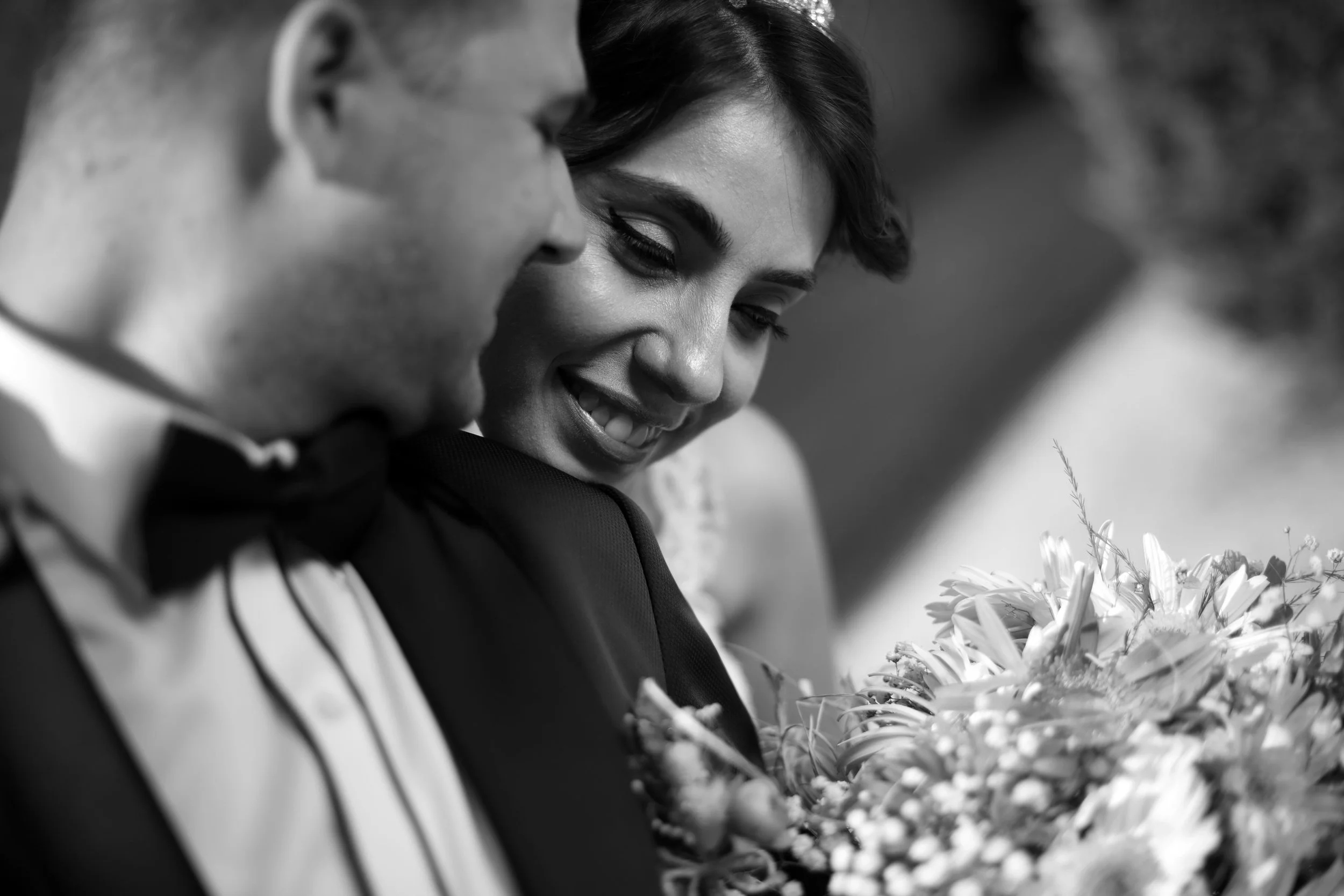 Photographie de mariage en noir et blanc, couple dansant lors d’une réception en Alsace.